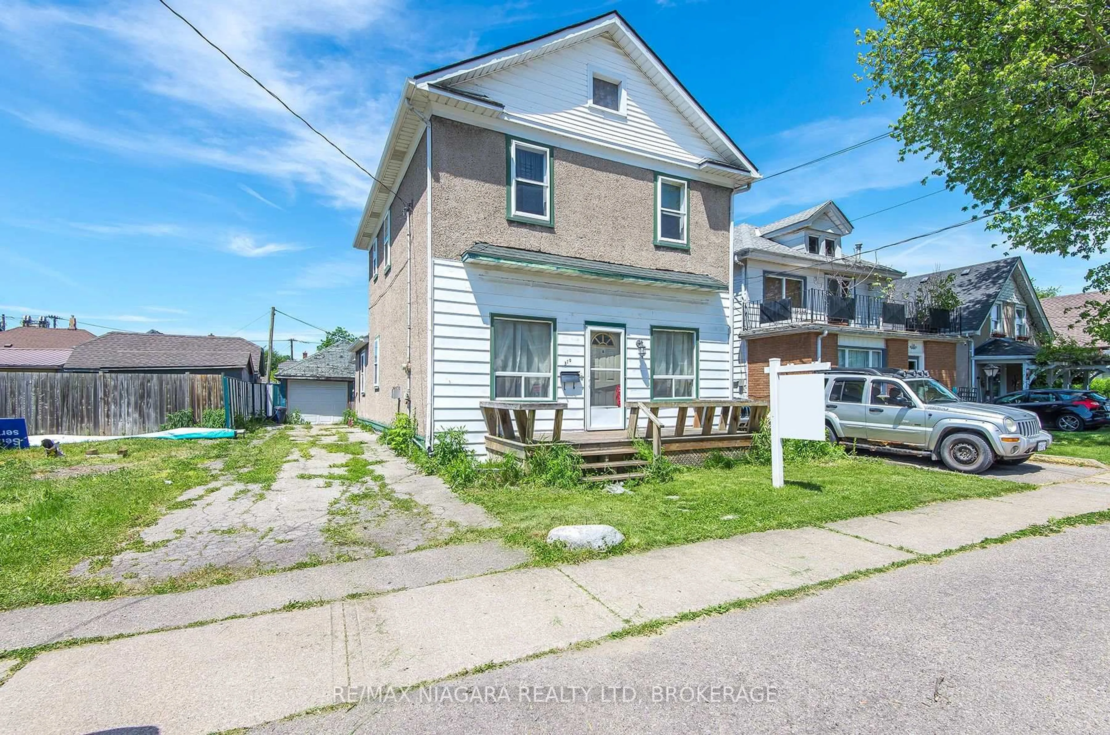A pic from outside/outdoor area/front of a property/back of a property/a pic from drone, street for 310 Mitchell St, Port Colborne Ontario L3K 1Y8