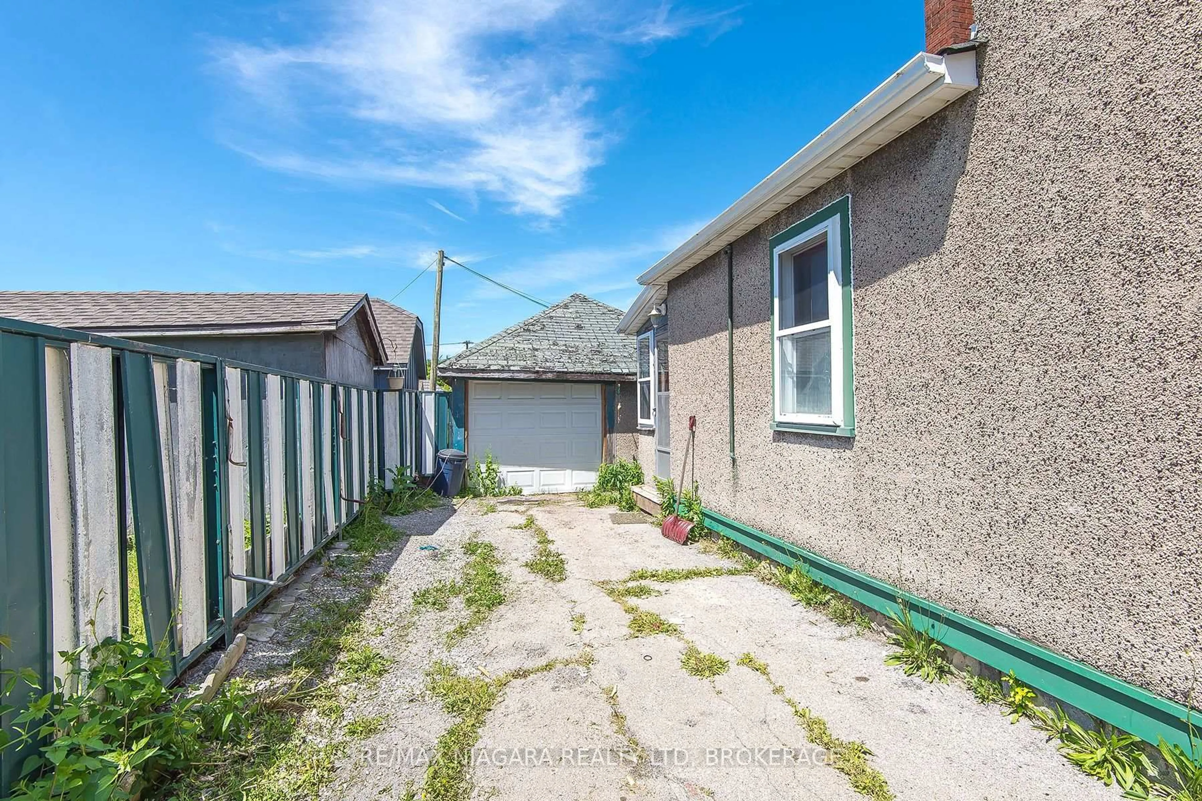A pic from outside/outdoor area/front of a property/back of a property/a pic from drone, street for 310 Mitchell St, Port Colborne Ontario L3K 1Y8