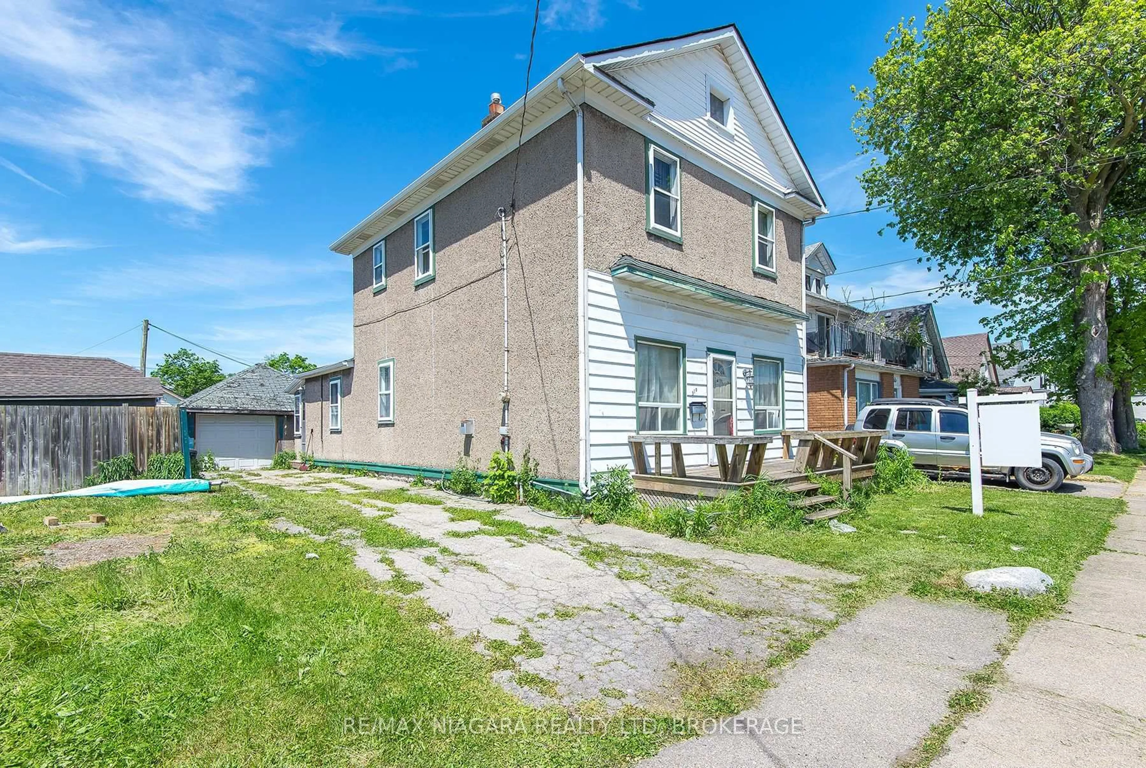 A pic from outside/outdoor area/front of a property/back of a property/a pic from drone, street for 310 Mitchell St, Port Colborne Ontario L3K 1Y8