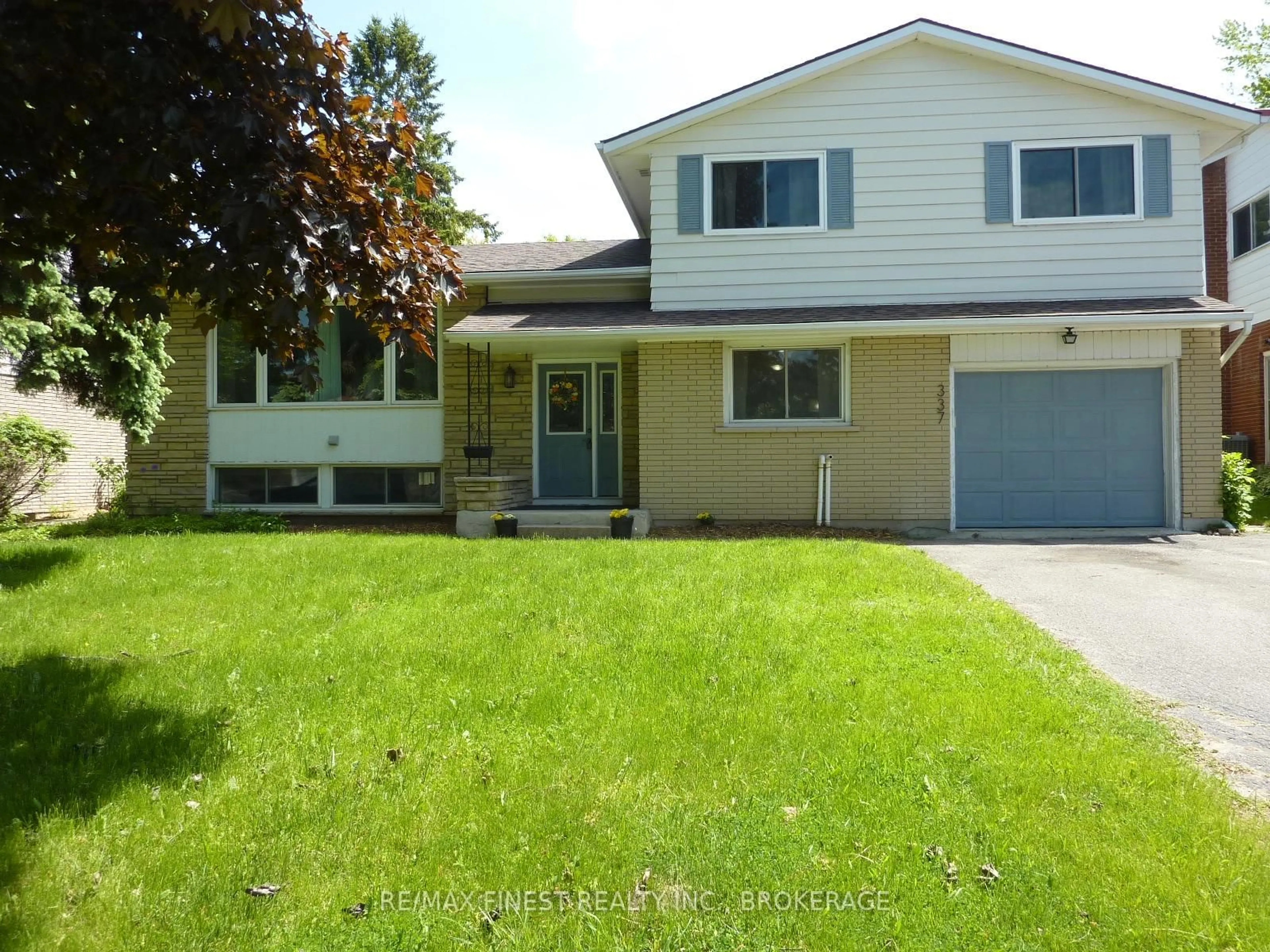 Home with vinyl exterior material, street for 337 Avenue Rd, Kingston Ontario K7M 1C8
