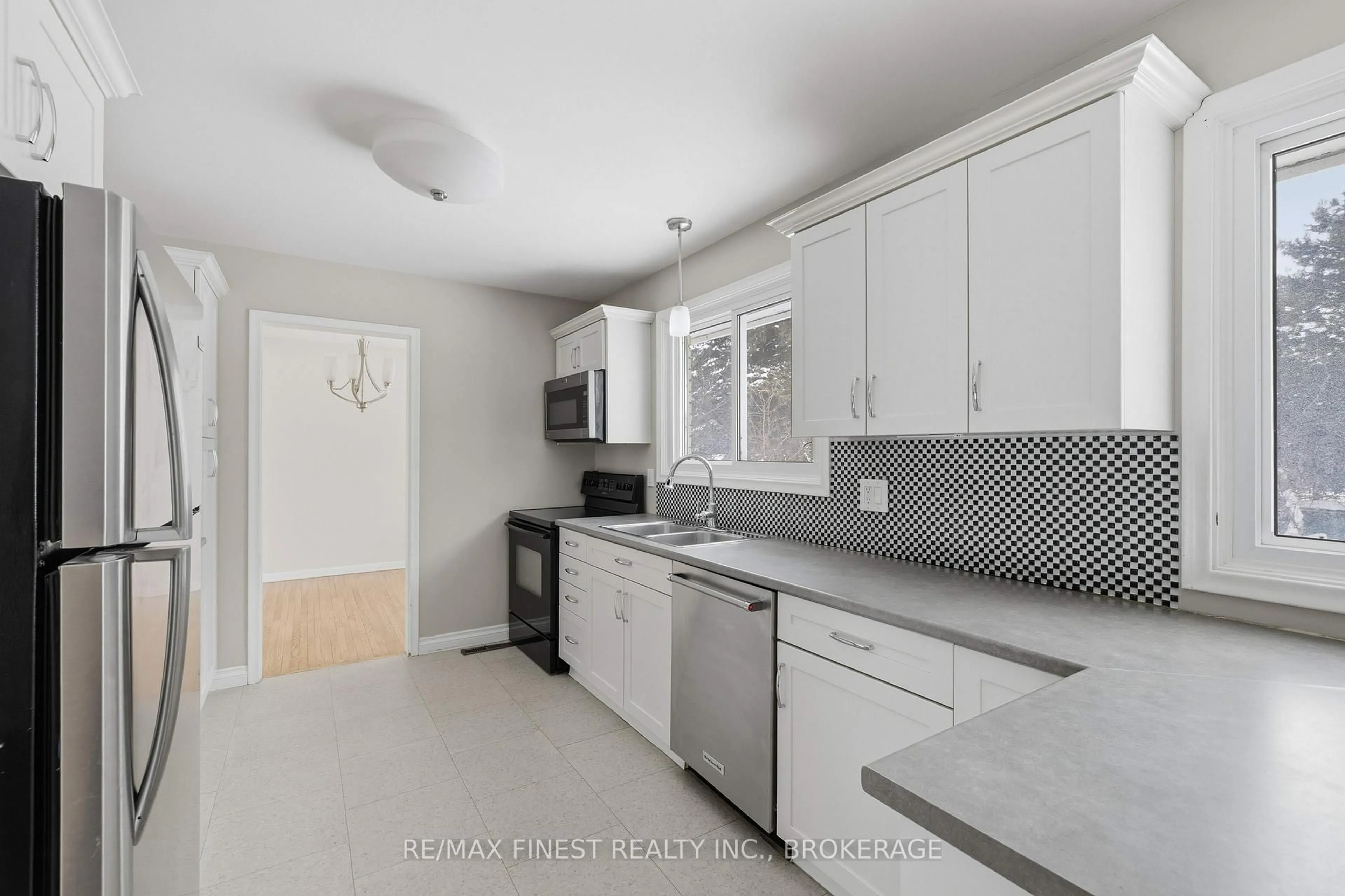Standard kitchen, ceramic/tile floor for 337 Avenue Rd, Kingston Ontario K7M 1C8