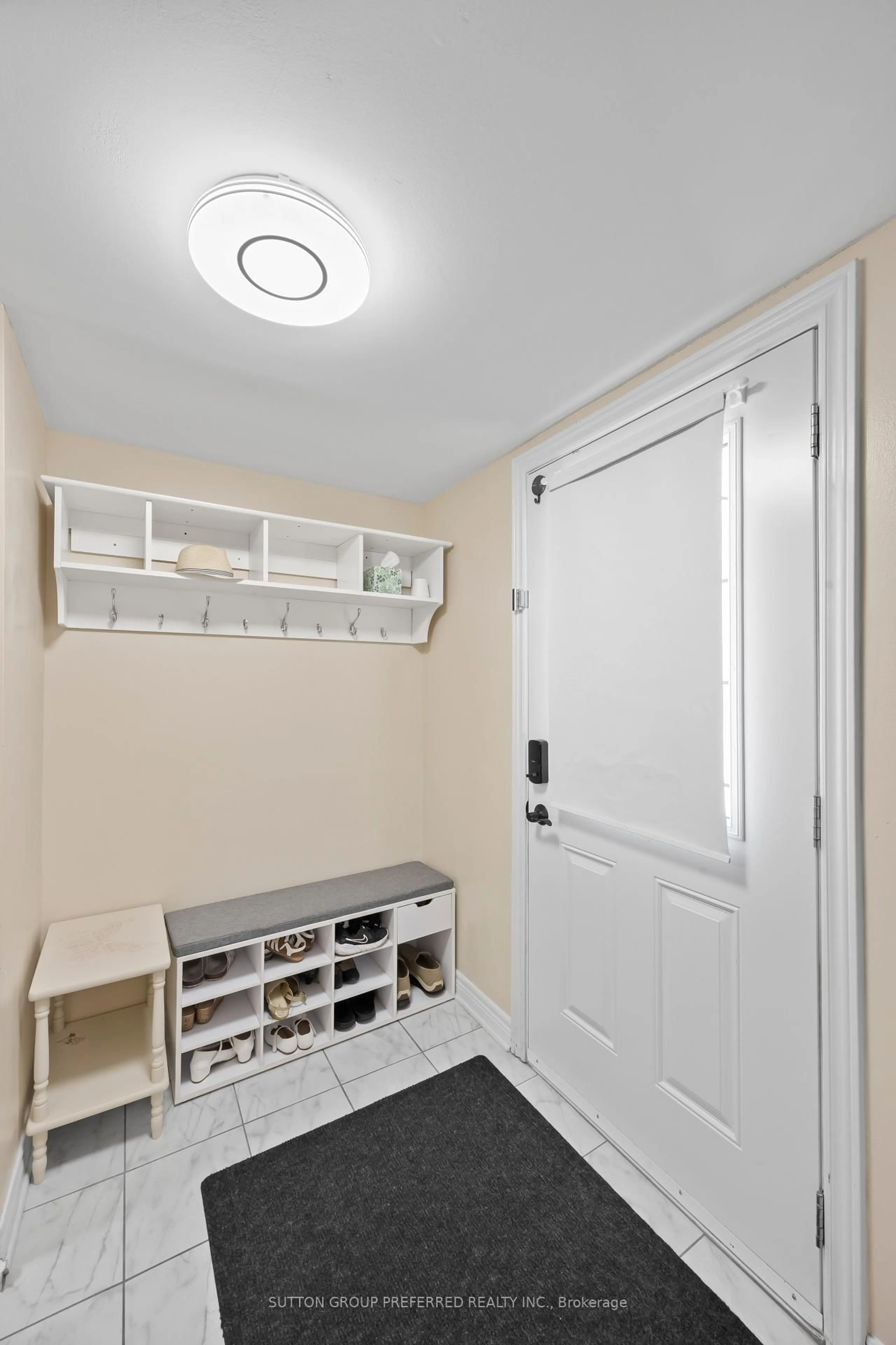 Indoor entryway for 900 Pond View Rd #166, London South Ontario N5Z 4L7