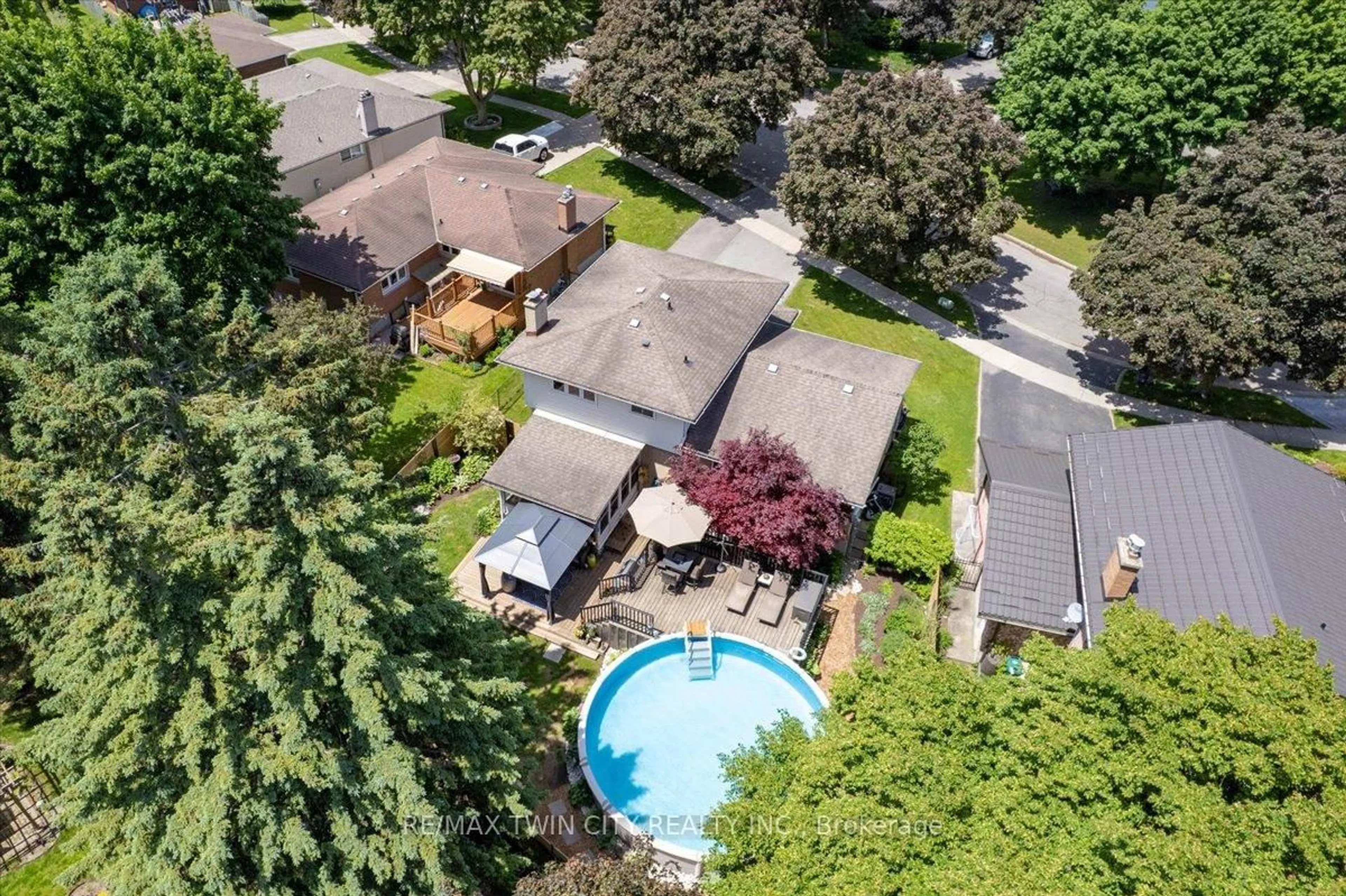 A pic from outside/outdoor area/front of a property/back of a property/a pic from drone, street for 20 Wolfe's Crt, Kitchener Ontario N2B 2Z1