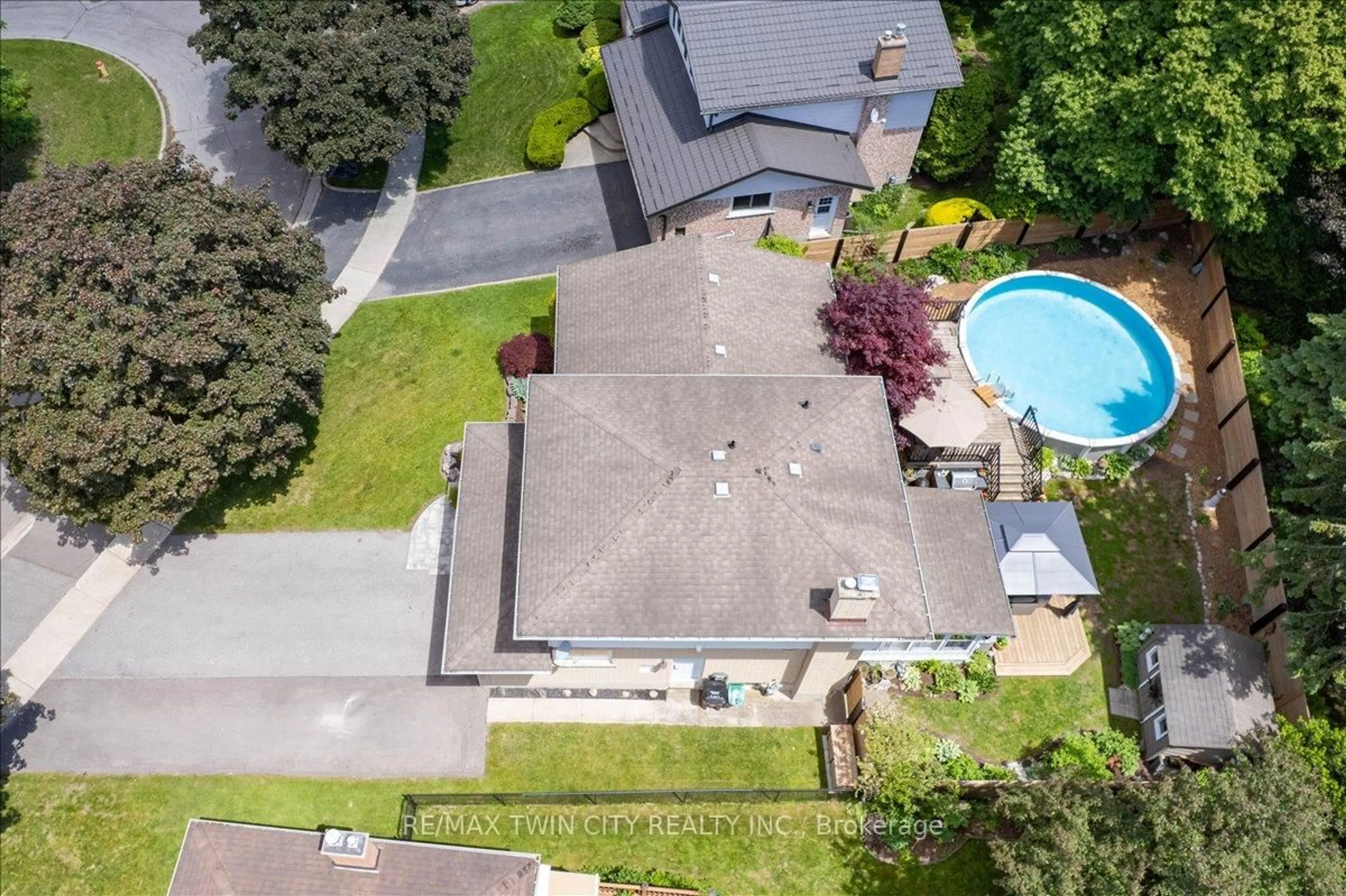 A pic from outside/outdoor area/front of a property/back of a property/a pic from drone, unknown for 20 Wolfe's Crt, Kitchener Ontario N2B 2Z1