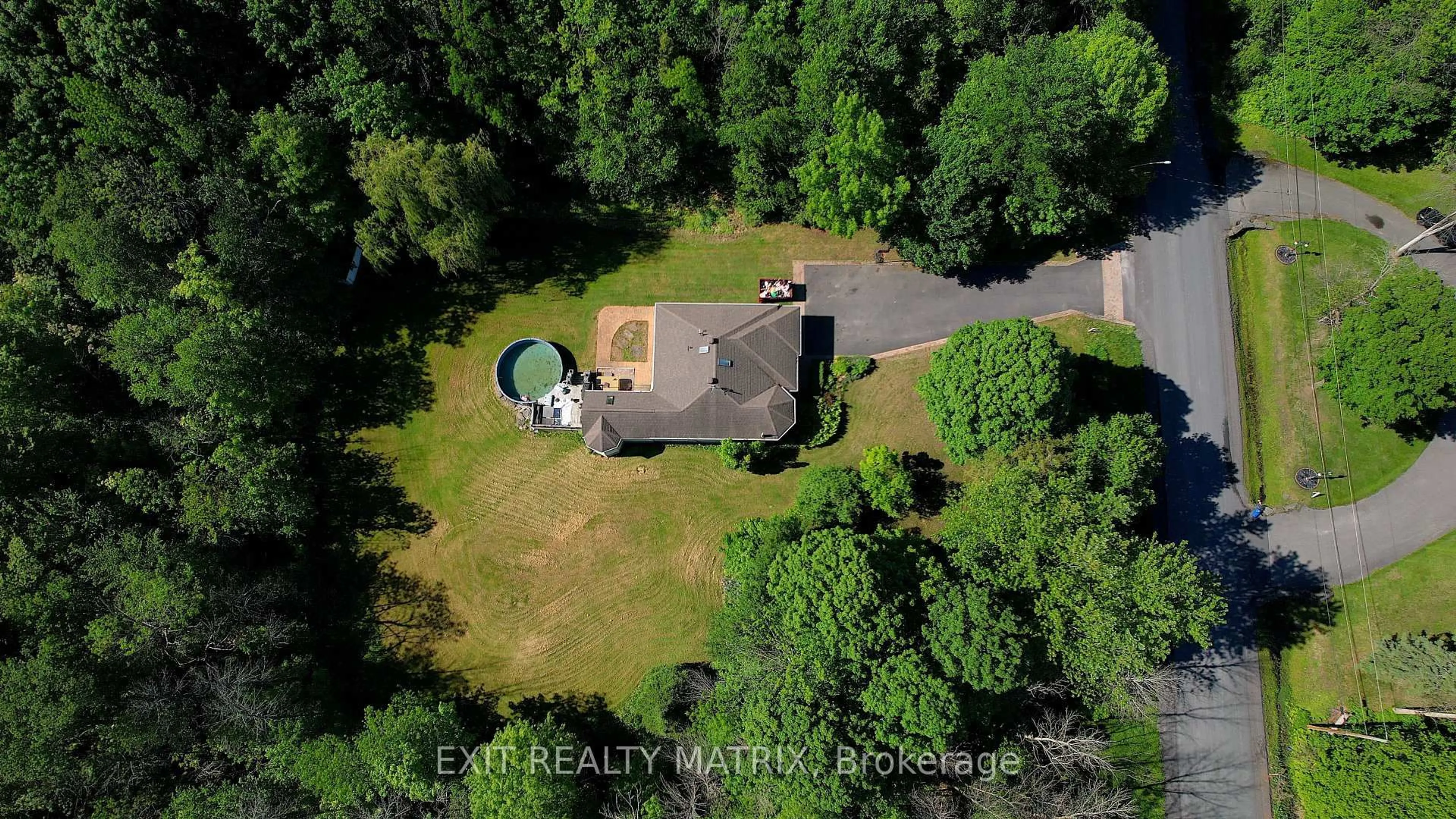 A pic from outside/outdoor area/front of a property/back of a property/a pic from drone, unknown for 2779 Maplewood Dr, Champlain Ontario K6A 2R2