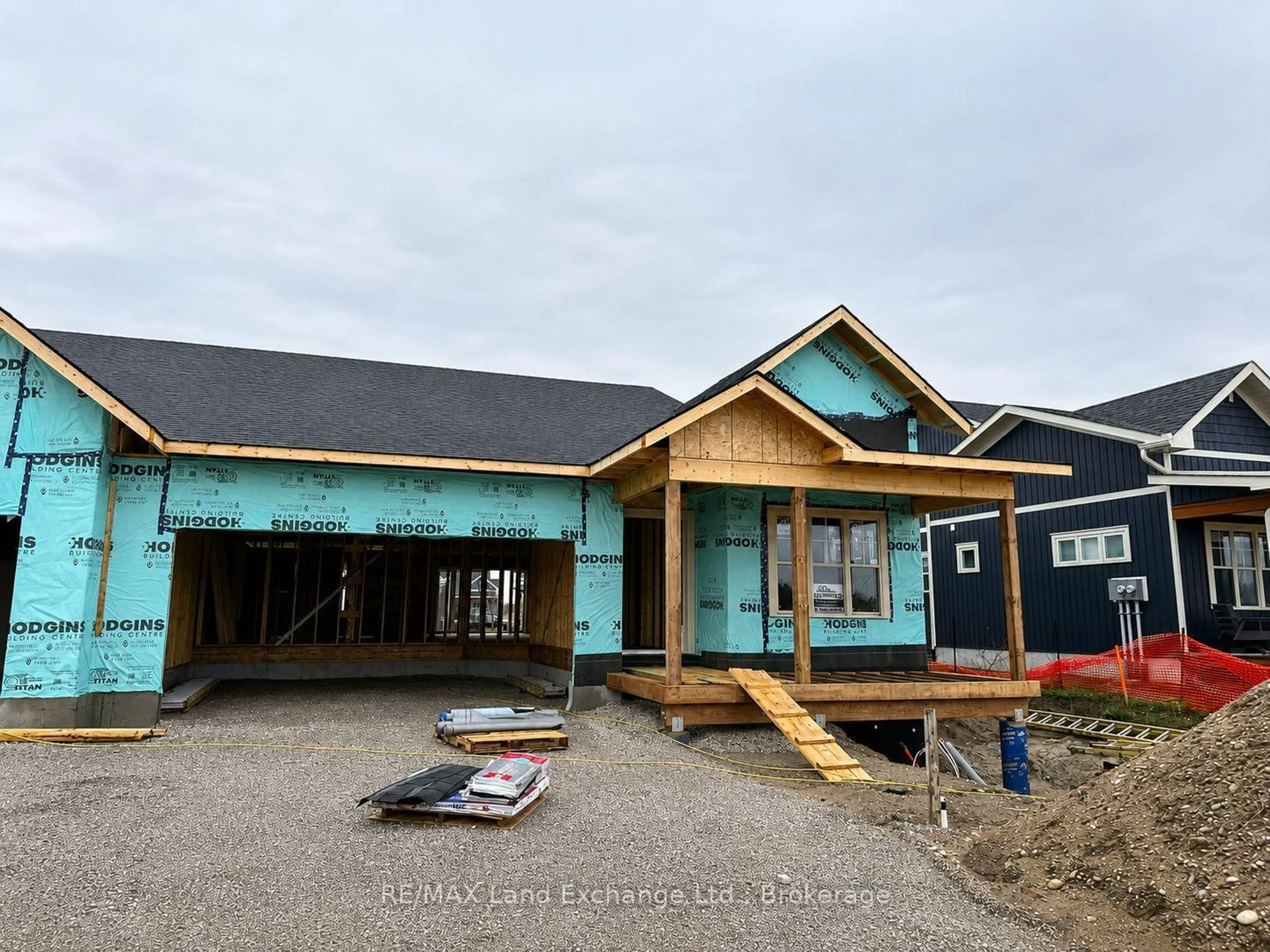 Home with vinyl exterior material, building for 94 Eagle Crt, Saugeen Shores Ontario N0H 2C3