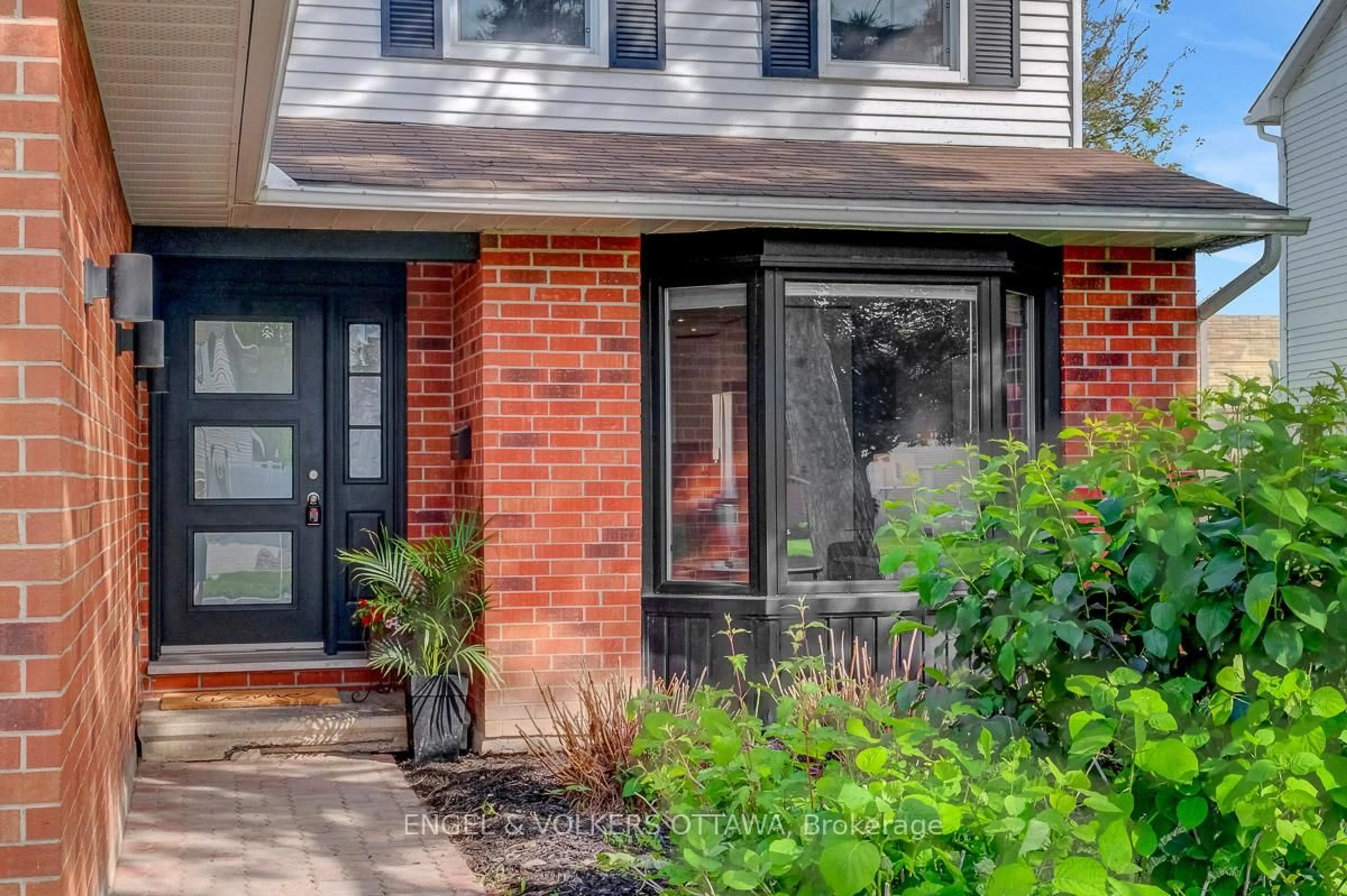 Home with brick exterior material, street for 6138 Vineyard Dr, Ottawa Ontario K1C 2N6