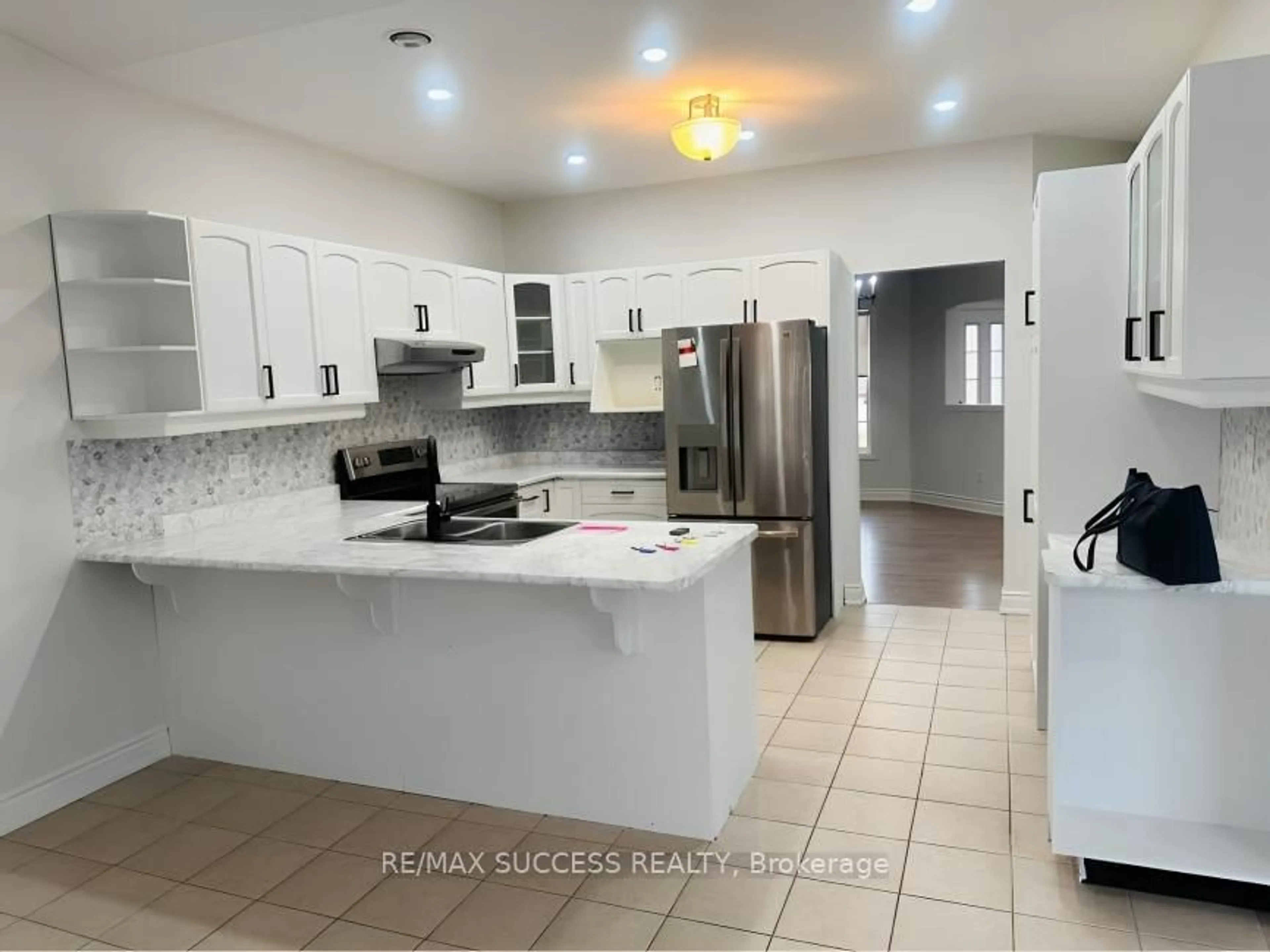Open concept kitchen, ceramic/tile floor for 64 Garth Trails Cres, Hamilton Ontario L9B 2X1