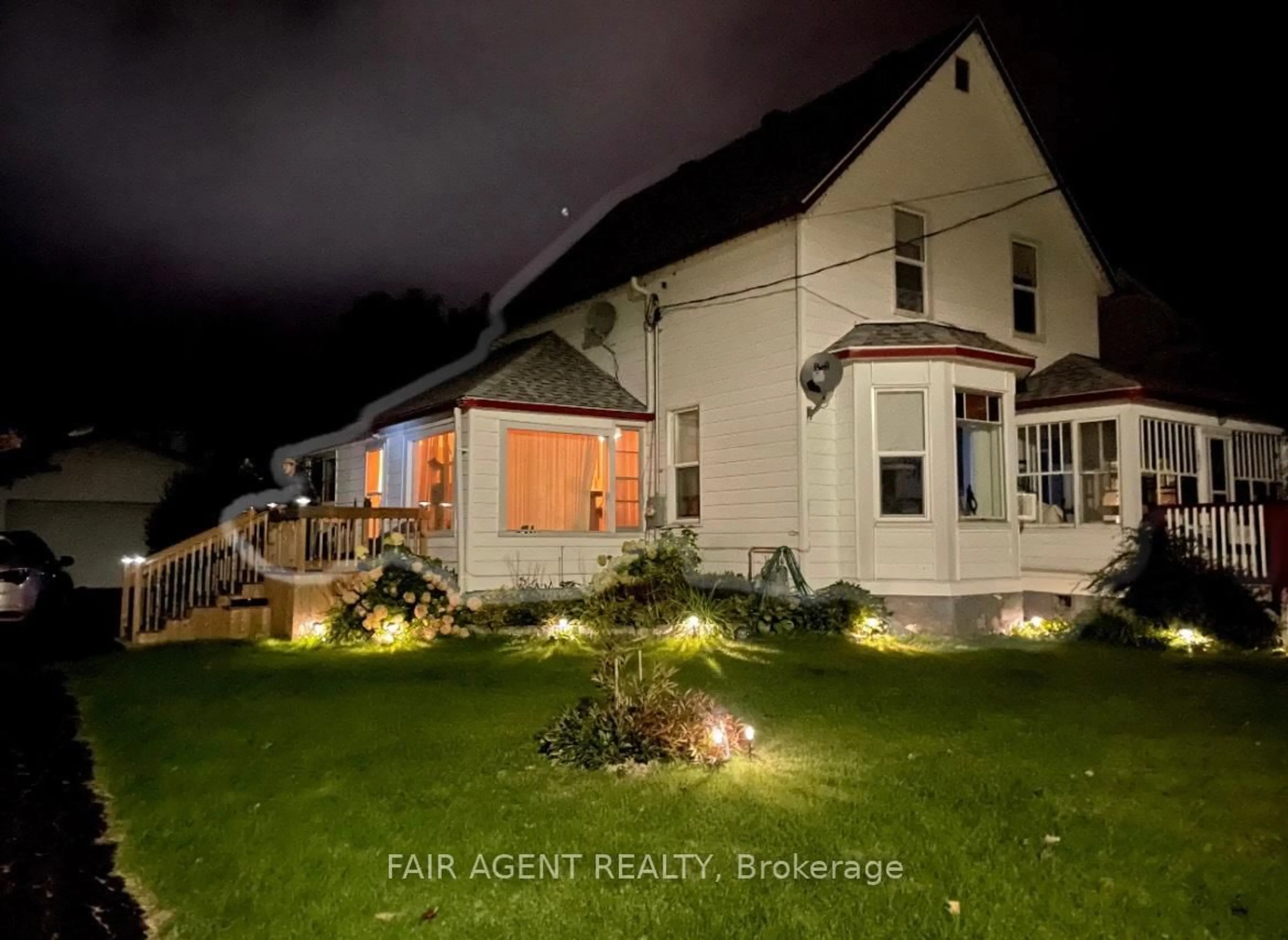 A pic from outside/outdoor area/front of a property/back of a property/a pic from drone, building for 202 Water St, Thessalon Ontario P0R 1L0