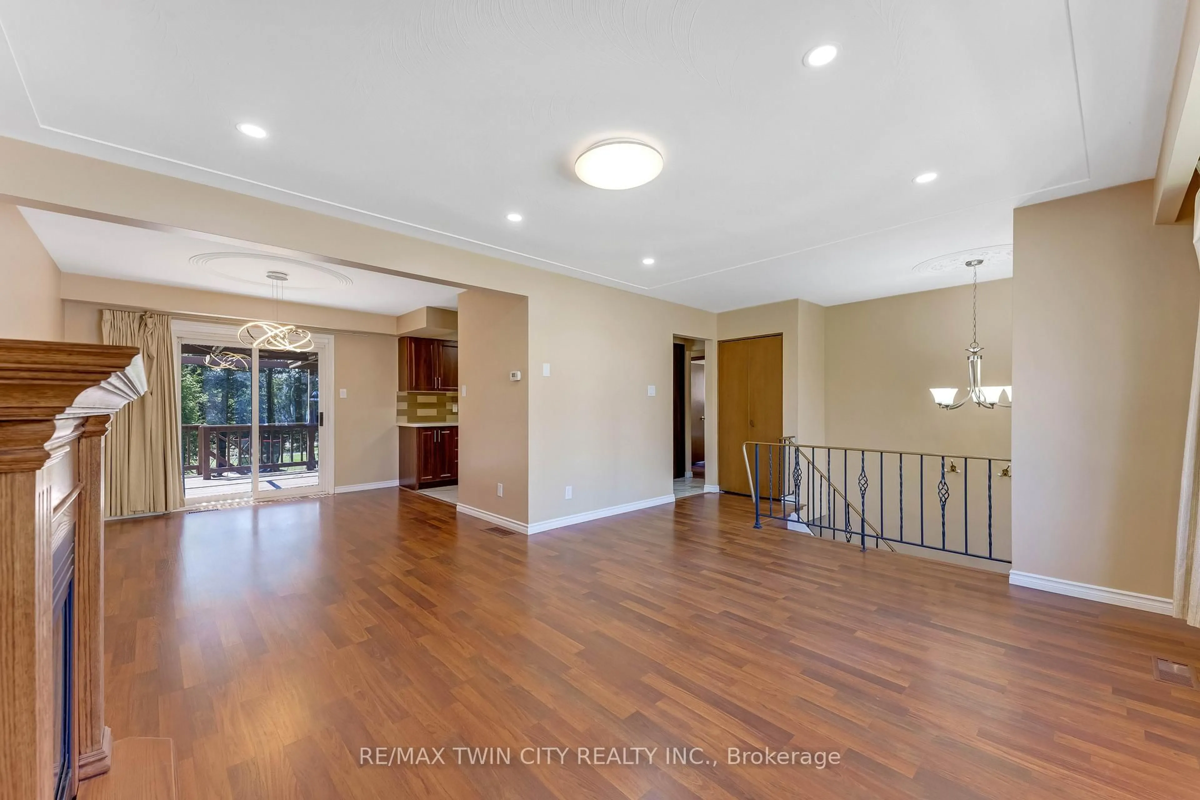 Indoor foyer for 402 Lakeview Dr, Waterloo Ontario N2L 4Z6