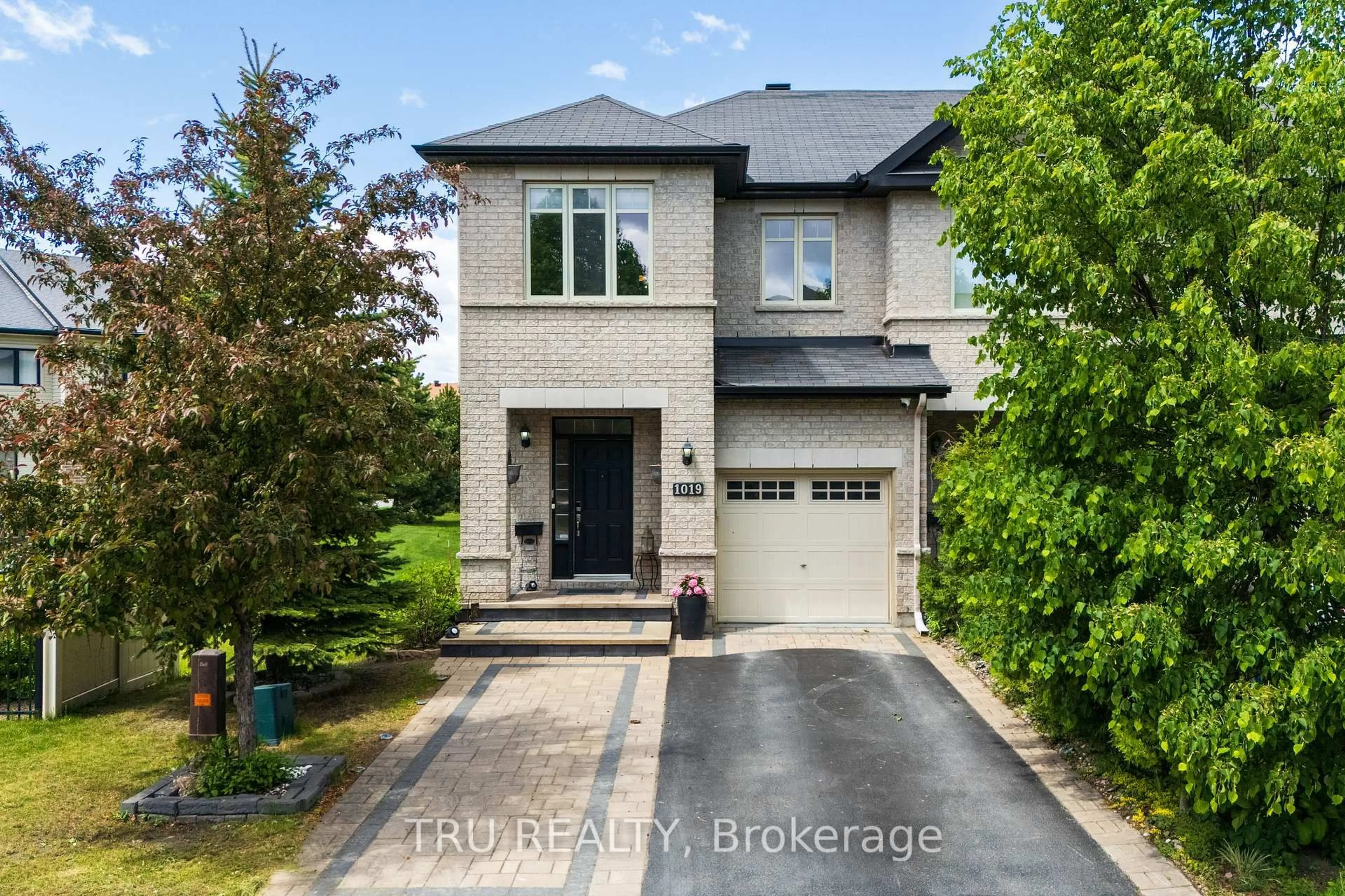 Home with brick exterior material, street for 1019 OTTENBRITE Cres, Ottawa Ontario K2T 0G2