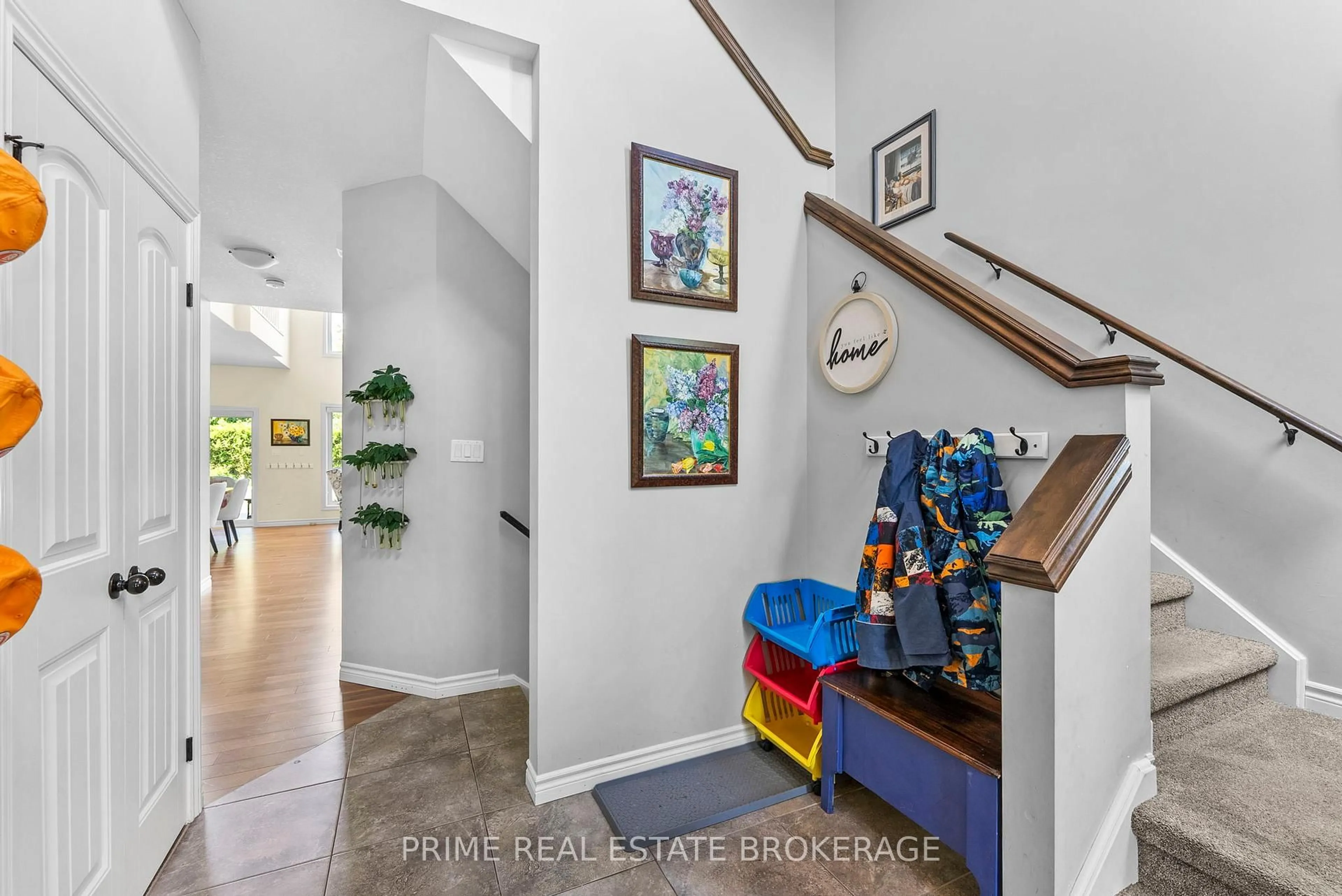 Indoor entryway for 2211 Springridge Dr, London North Ontario N5X 0M3