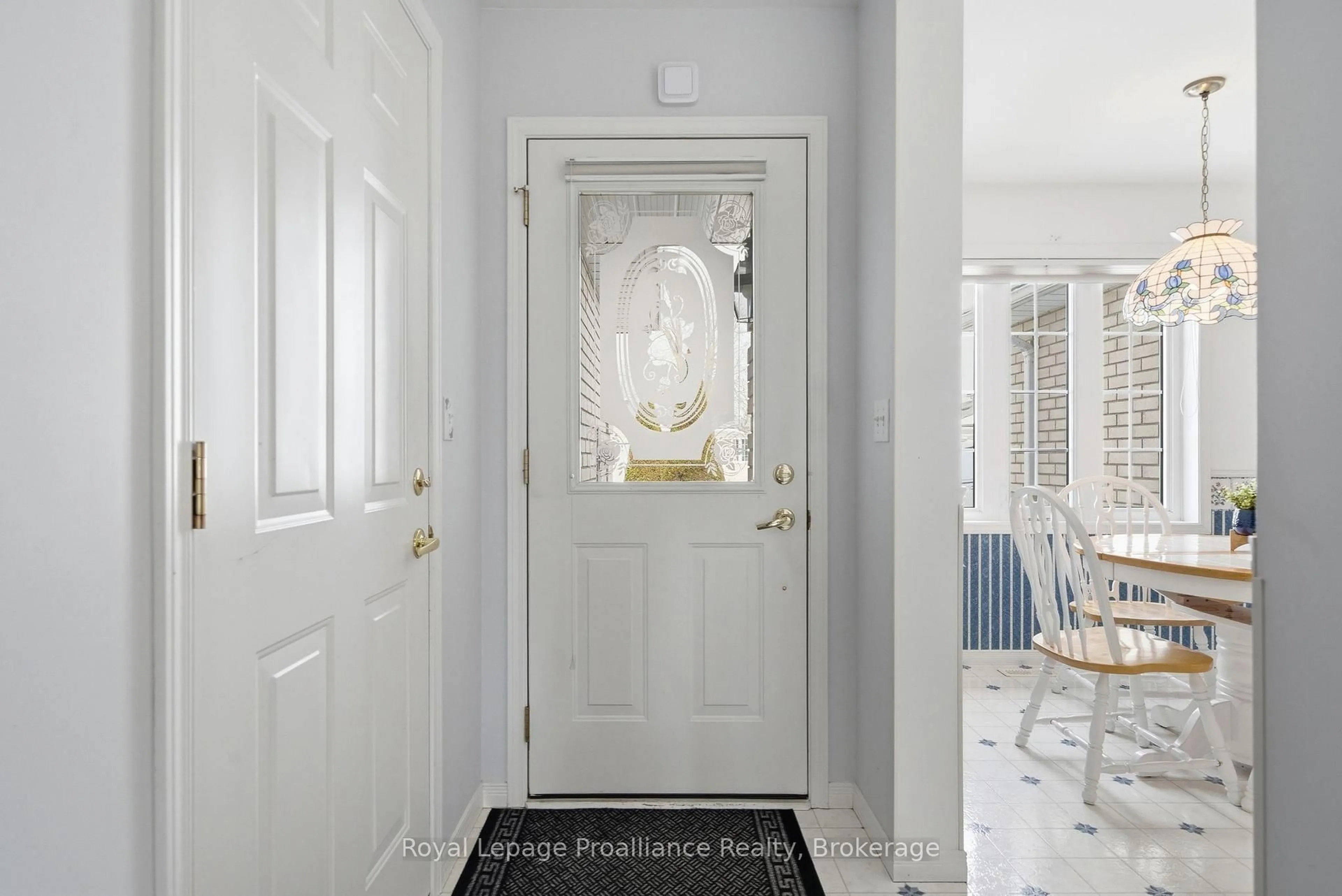 Indoor entryway for 17 Pinegrove Crt, Belleville Ontario K8N 5X9