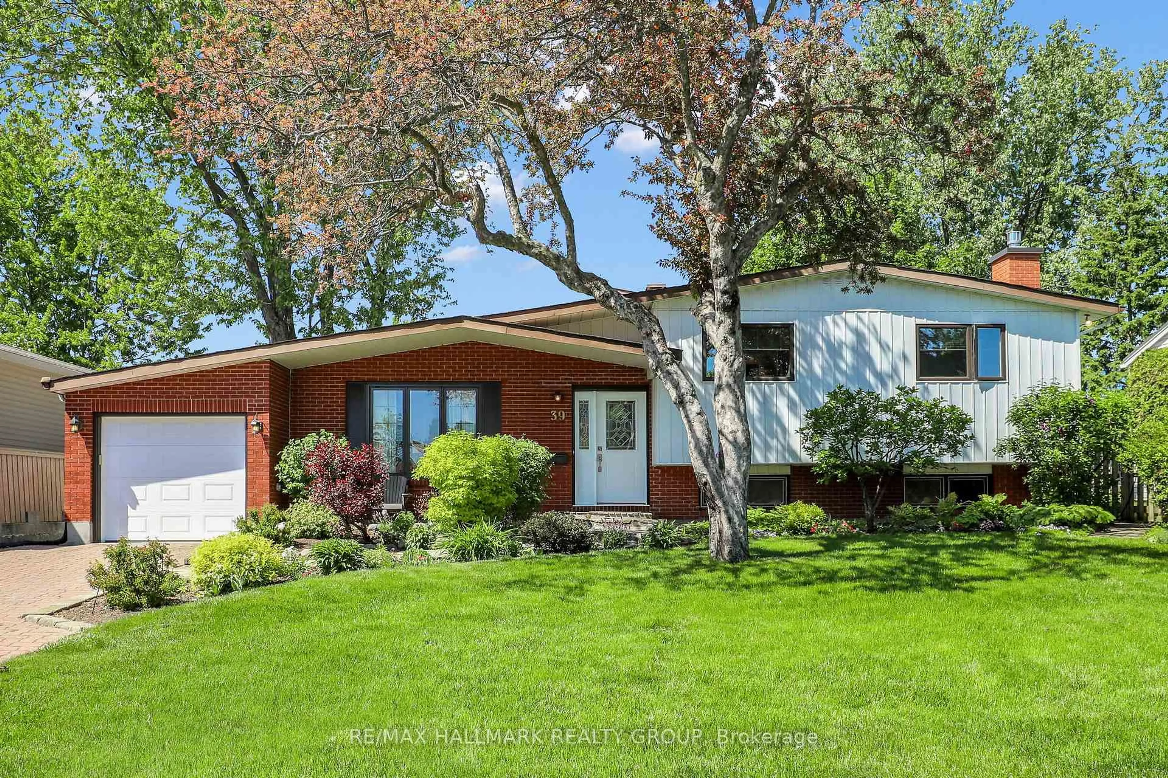 Home with vinyl exterior material, street for 39 Biscayne Cres, Ottawa Ontario K2E 5R9