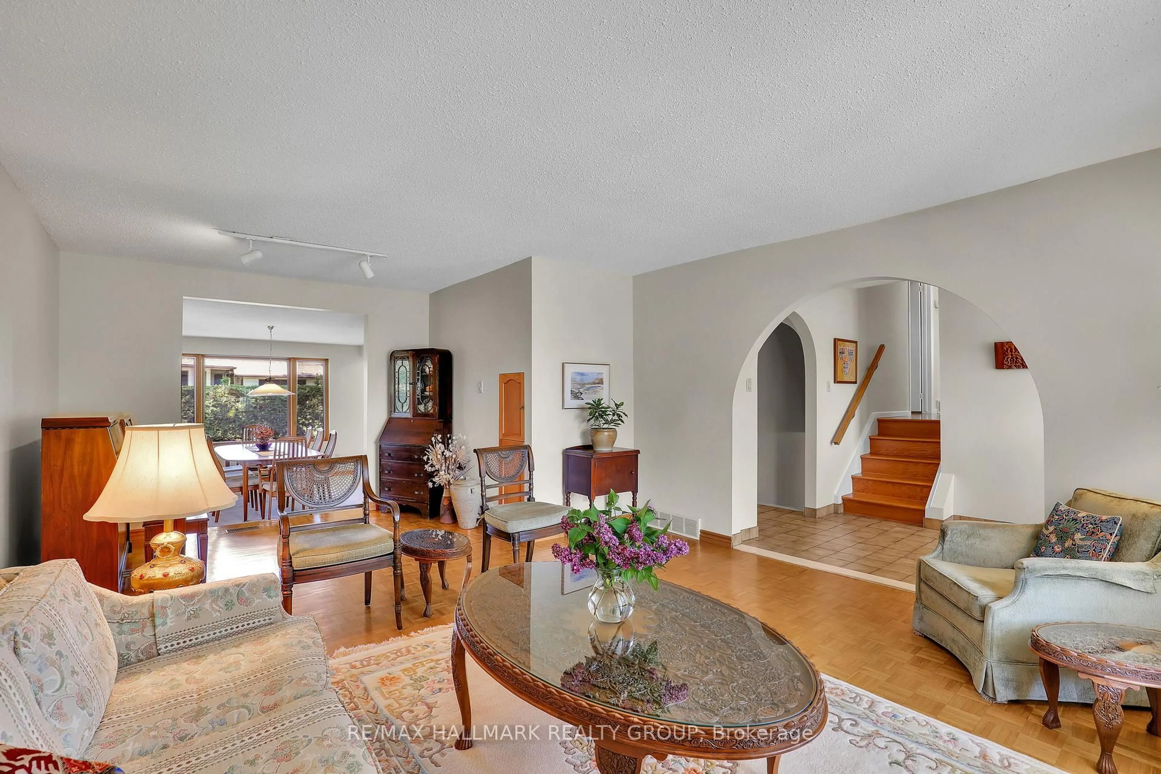 Indoor foyer for 39 Biscayne Cres, Ottawa Ontario K2E 5R9