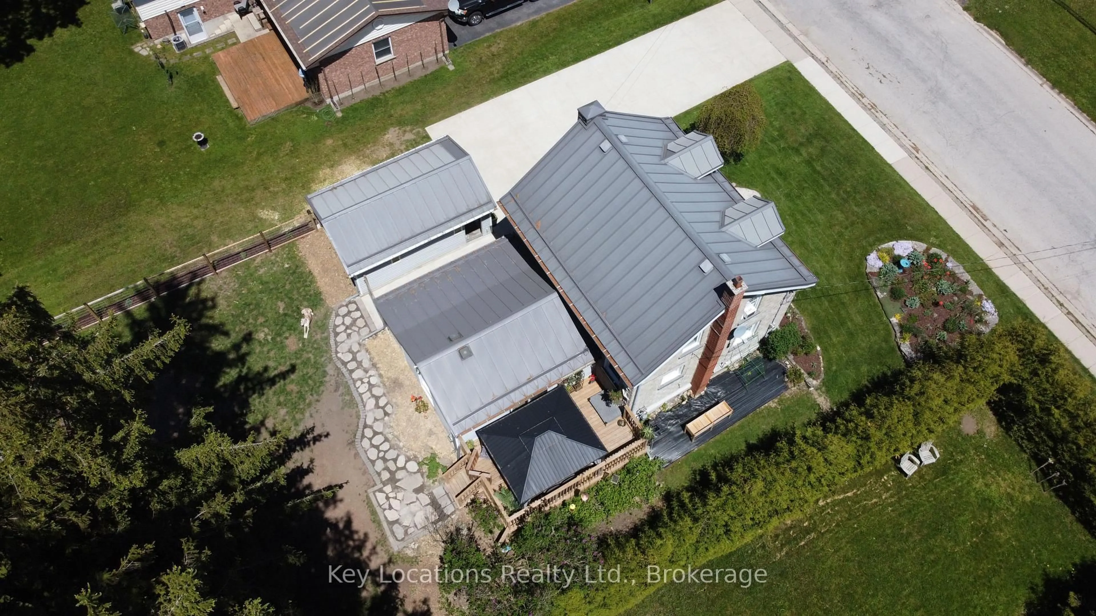 A pic from outside/outdoor area/front of a property/back of a property/a pic from drone, building for 724 Gould St, South Bruce Peninsula Ontario N0H 2T0
