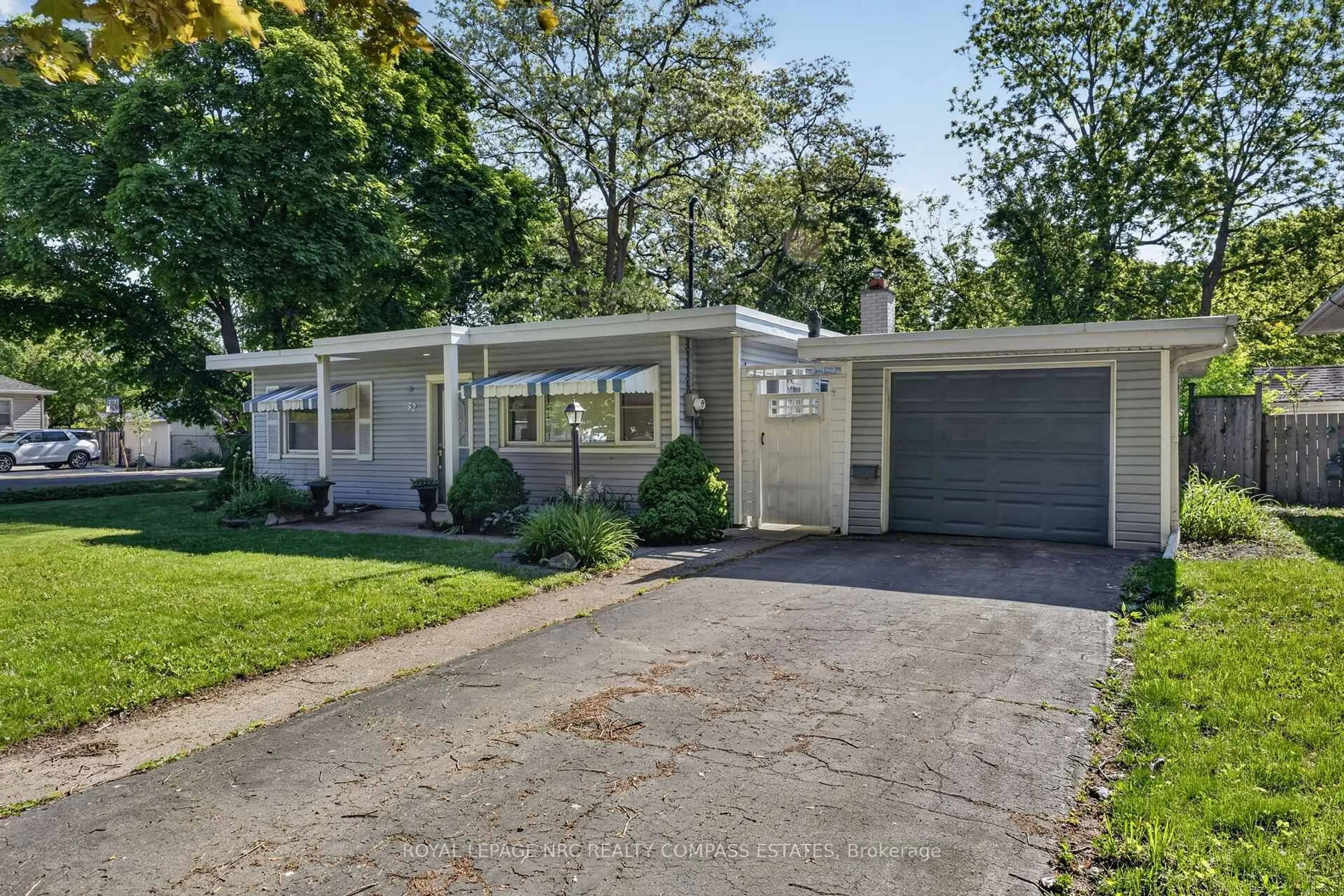 Home with vinyl exterior material, street for 32 Ghent St, St. Catharines Ontario L2N 2C6