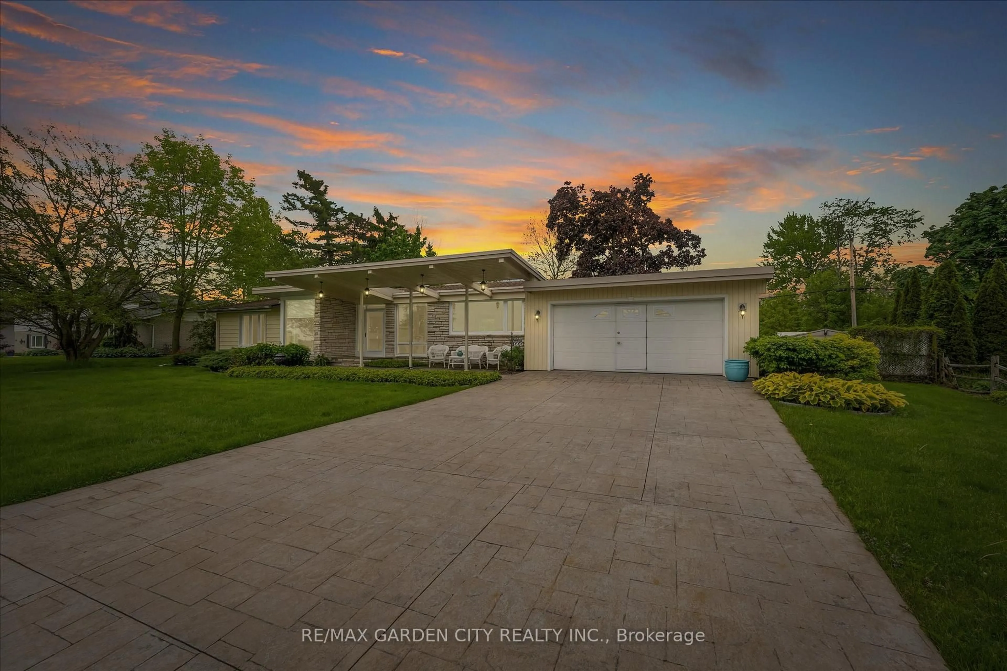 A pic from outside/outdoor area/front of a property/back of a property/a pic from drone, street for 899 Niagara Pkwy, Fort Erie Ontario L2A 5M4
