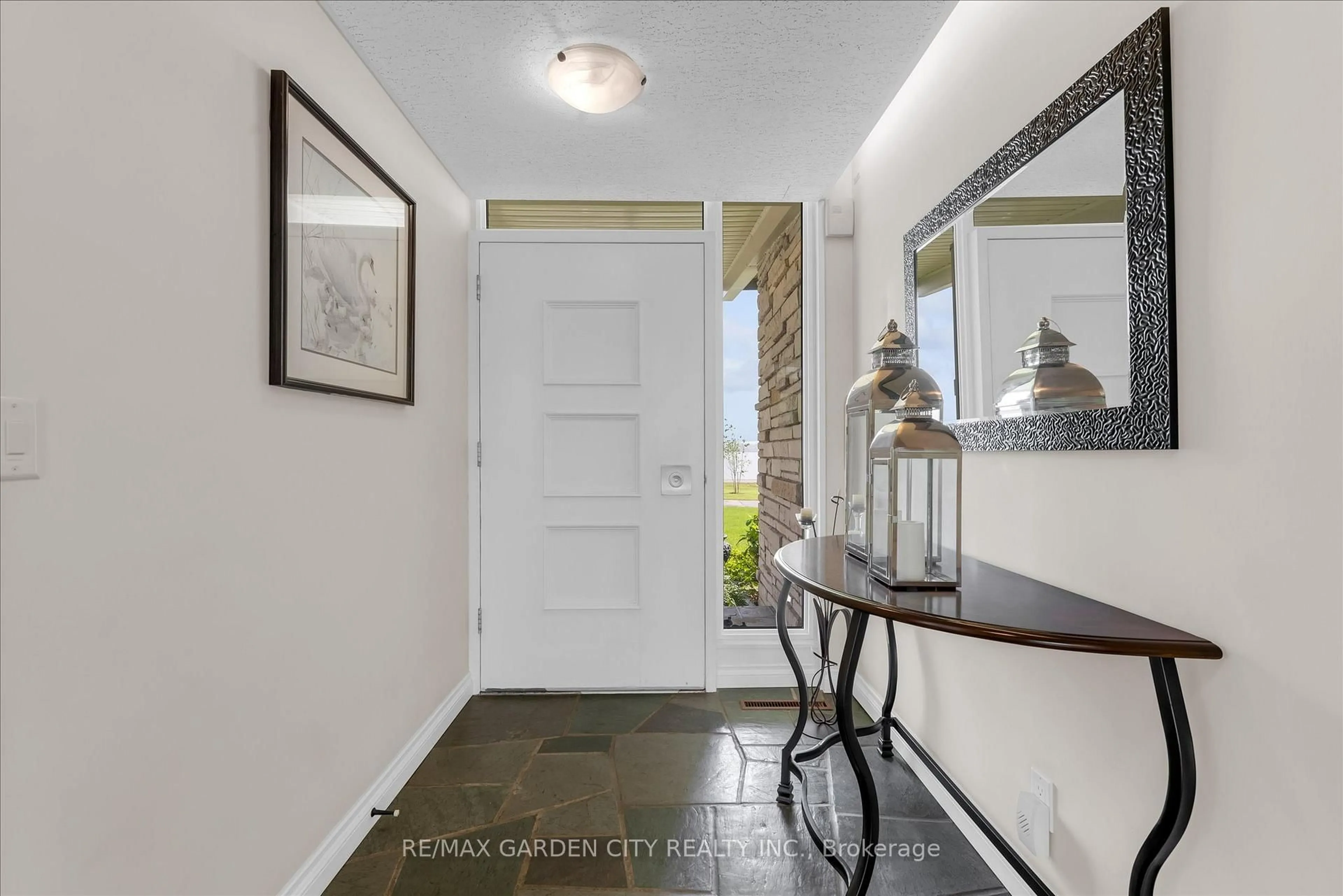 Indoor entryway for 899 Niagara Pkwy, Fort Erie Ontario L2A 5M4