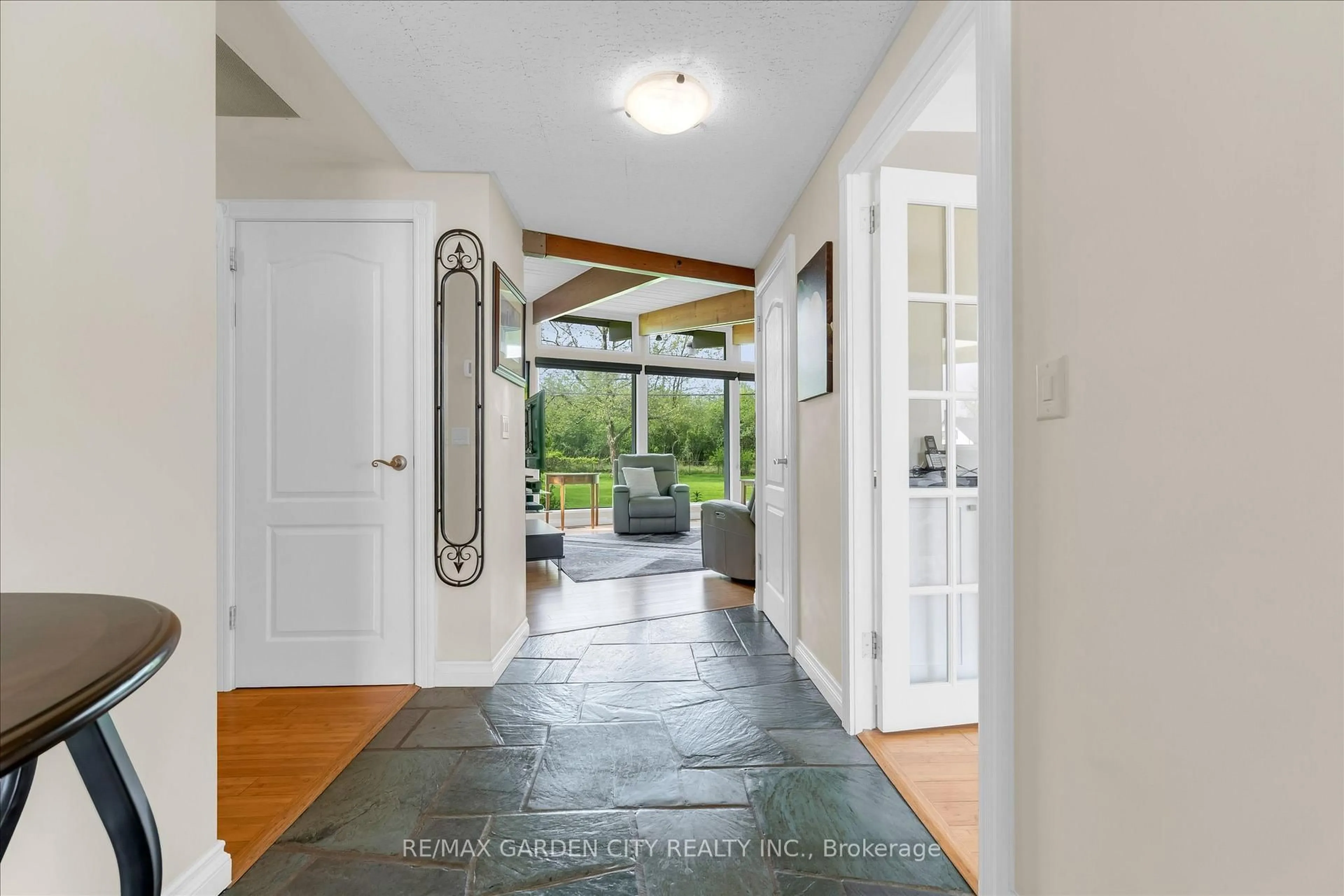 Indoor entryway for 899 Niagara Pkwy, Fort Erie Ontario L2A 5M4