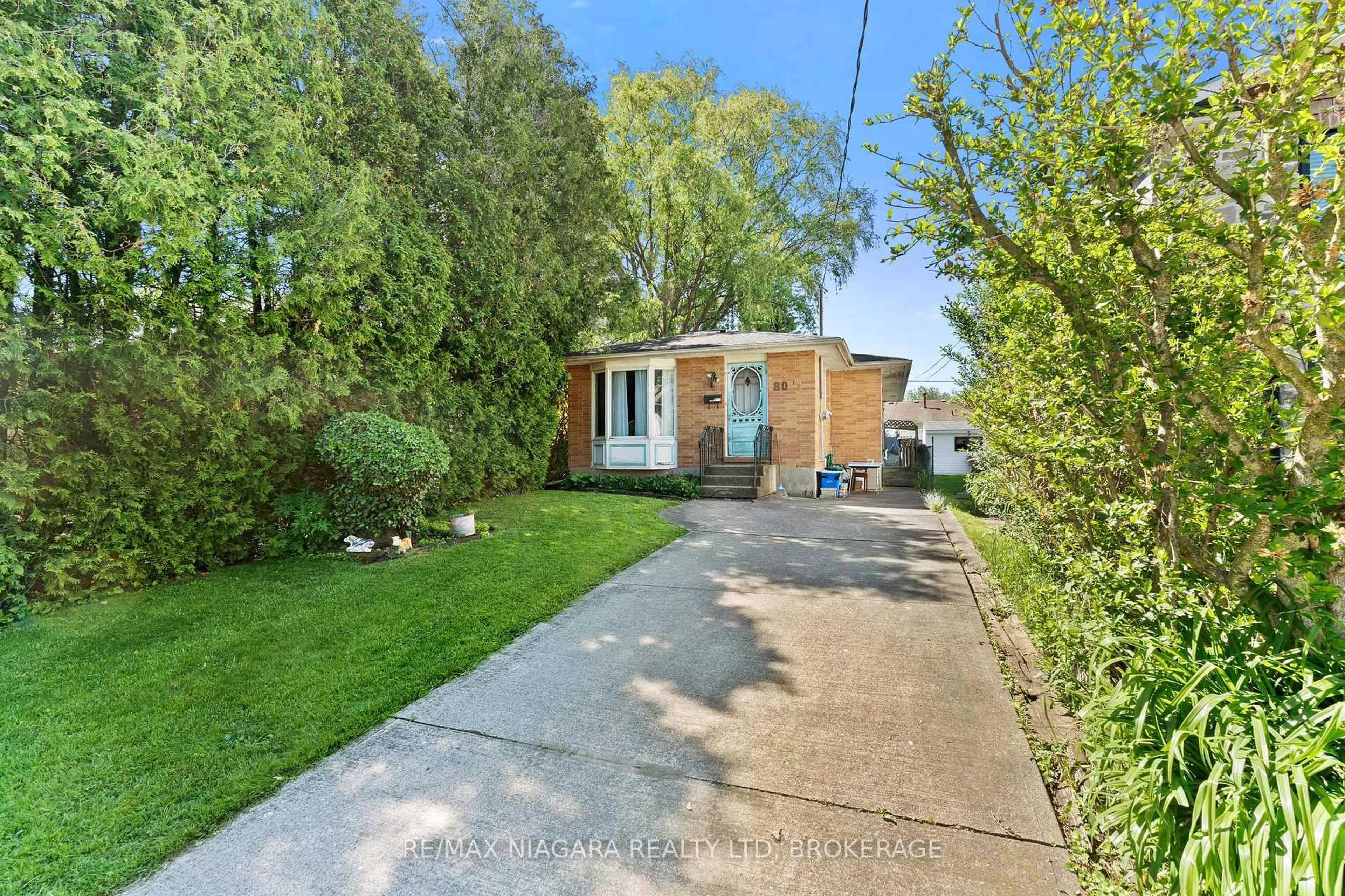 A pic from outside/outdoor area/front of a property/back of a property/a pic from drone, street for 80 1/2 MELODY Tr, St. Catharines Ontario L2M 1C7