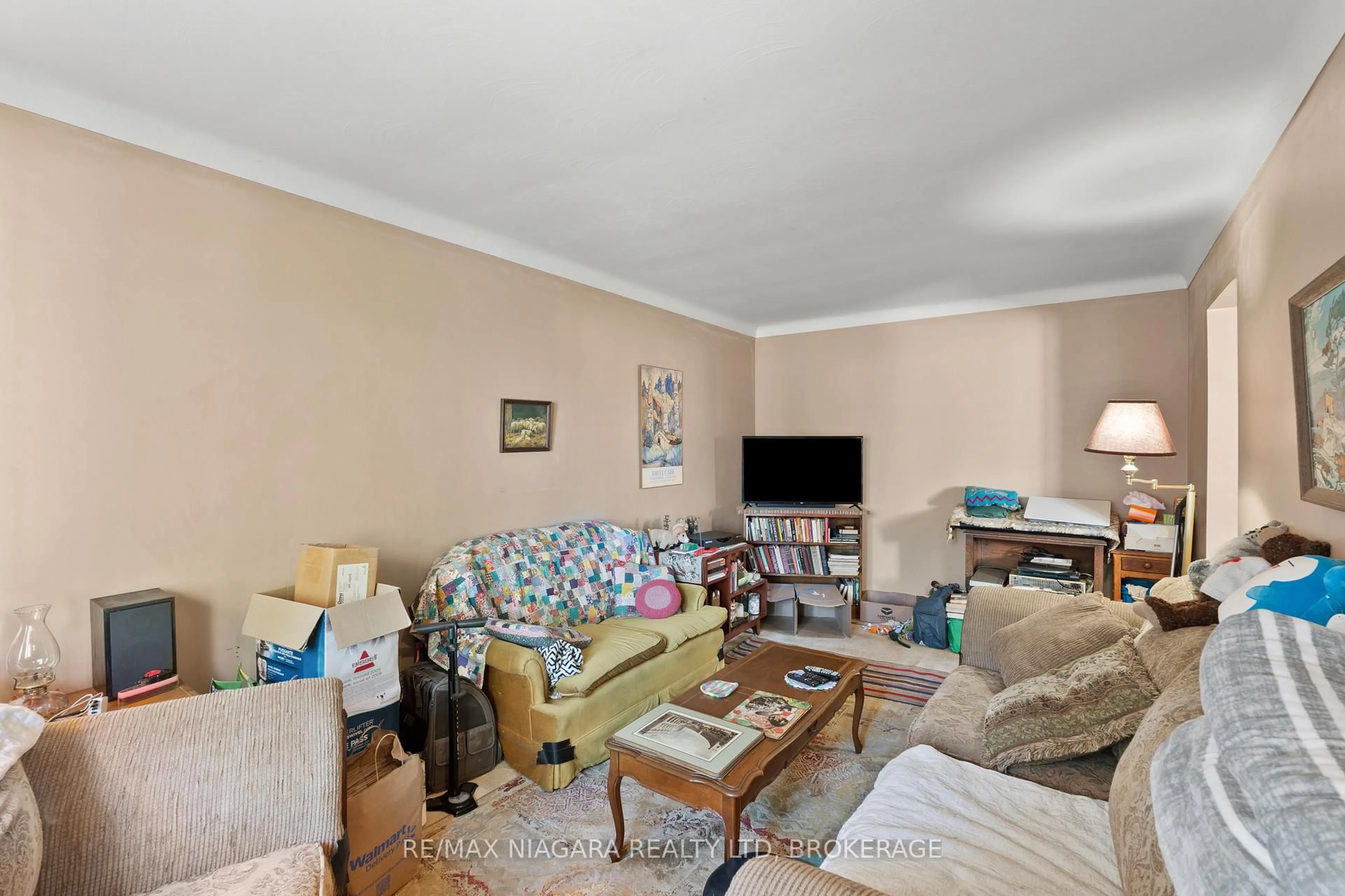 Living room with furniture, unknown for 80 1/2 MELODY Tr, St. Catharines Ontario L2M 1C7