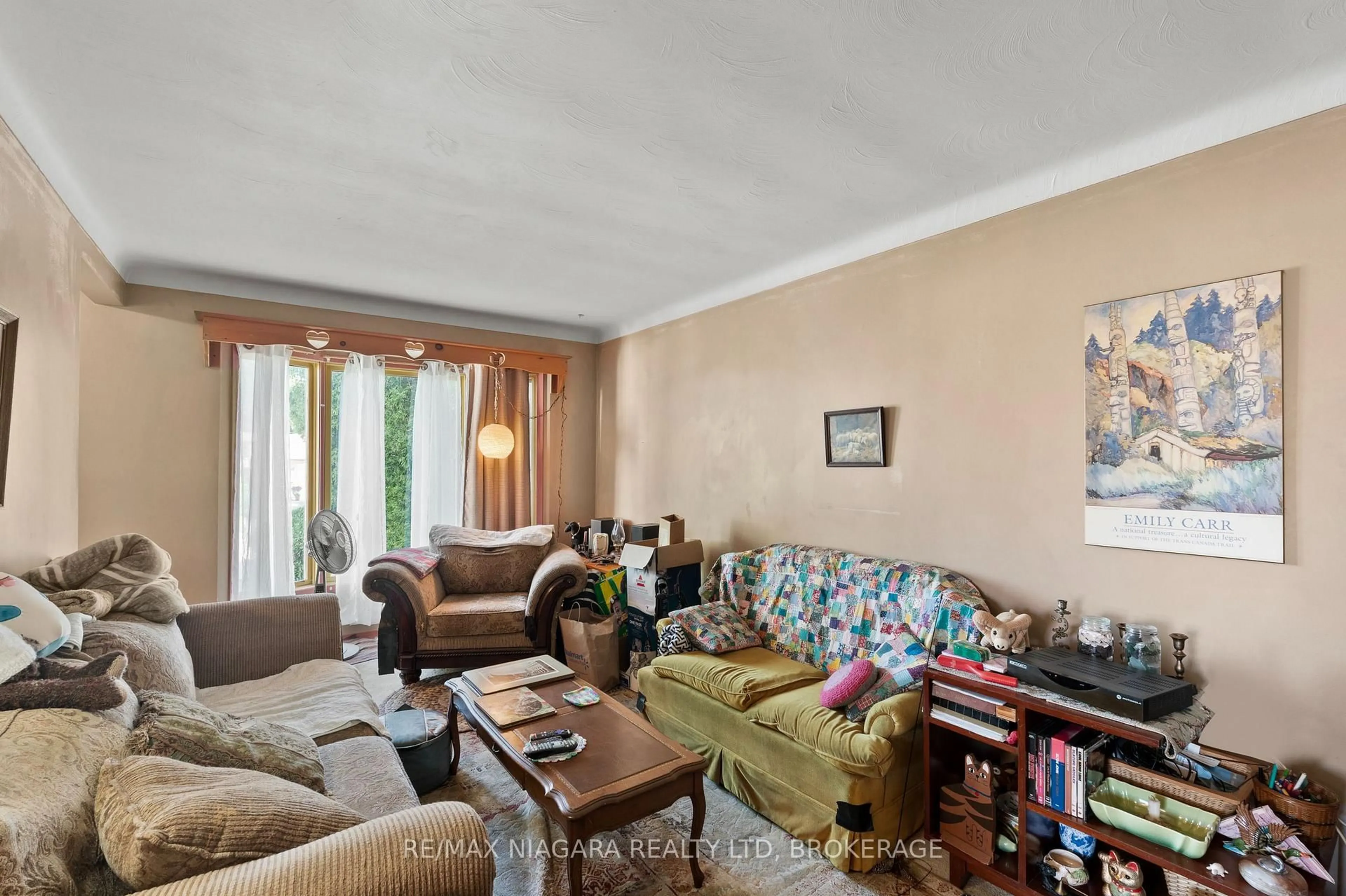 Living room with furniture, unknown for 80 1/2 MELODY Tr, St. Catharines Ontario L2M 1C7