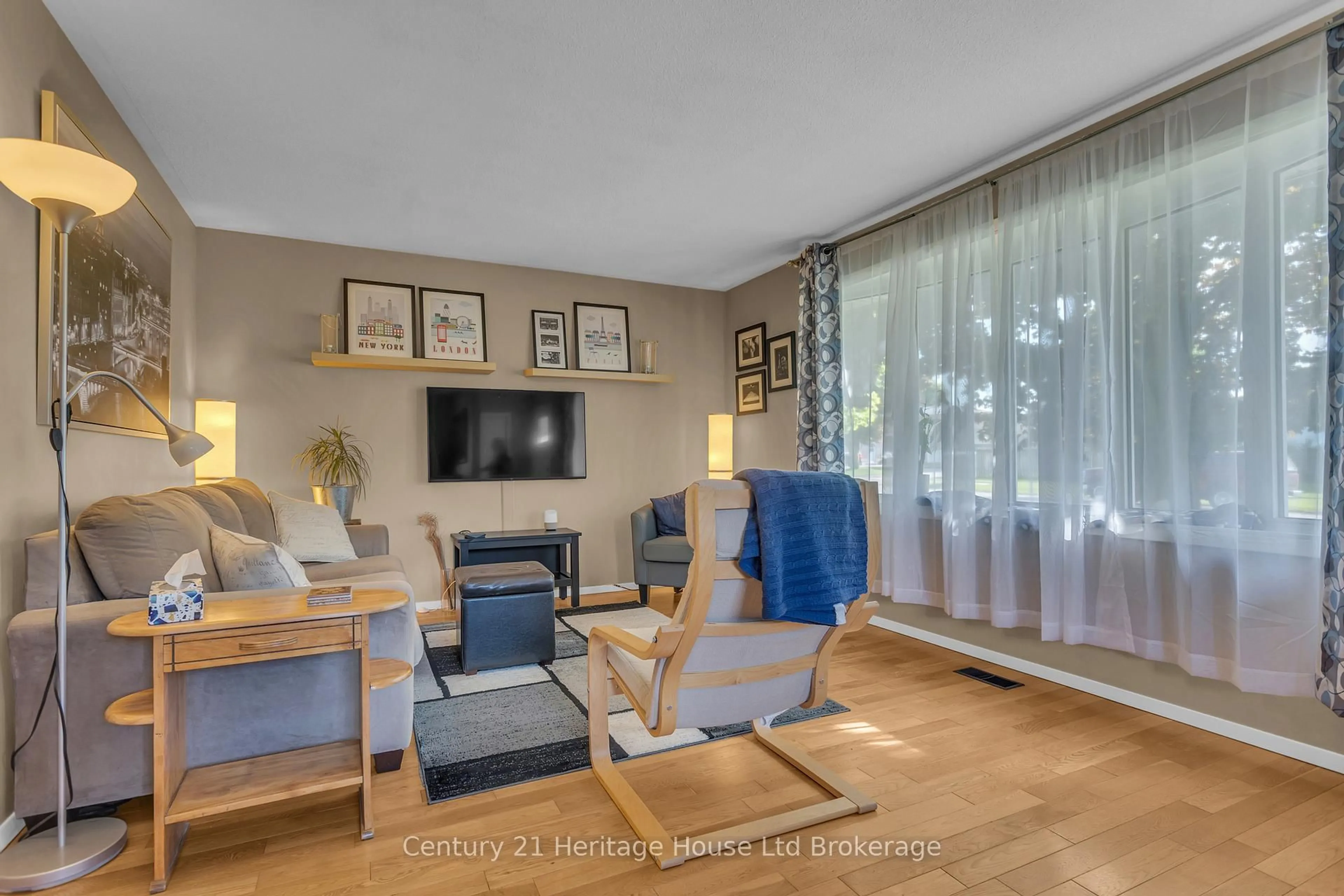 Living room with furniture, wood/laminate floor for 1000 Sunset Blvd, Woodstock Ontario N4S 8C4