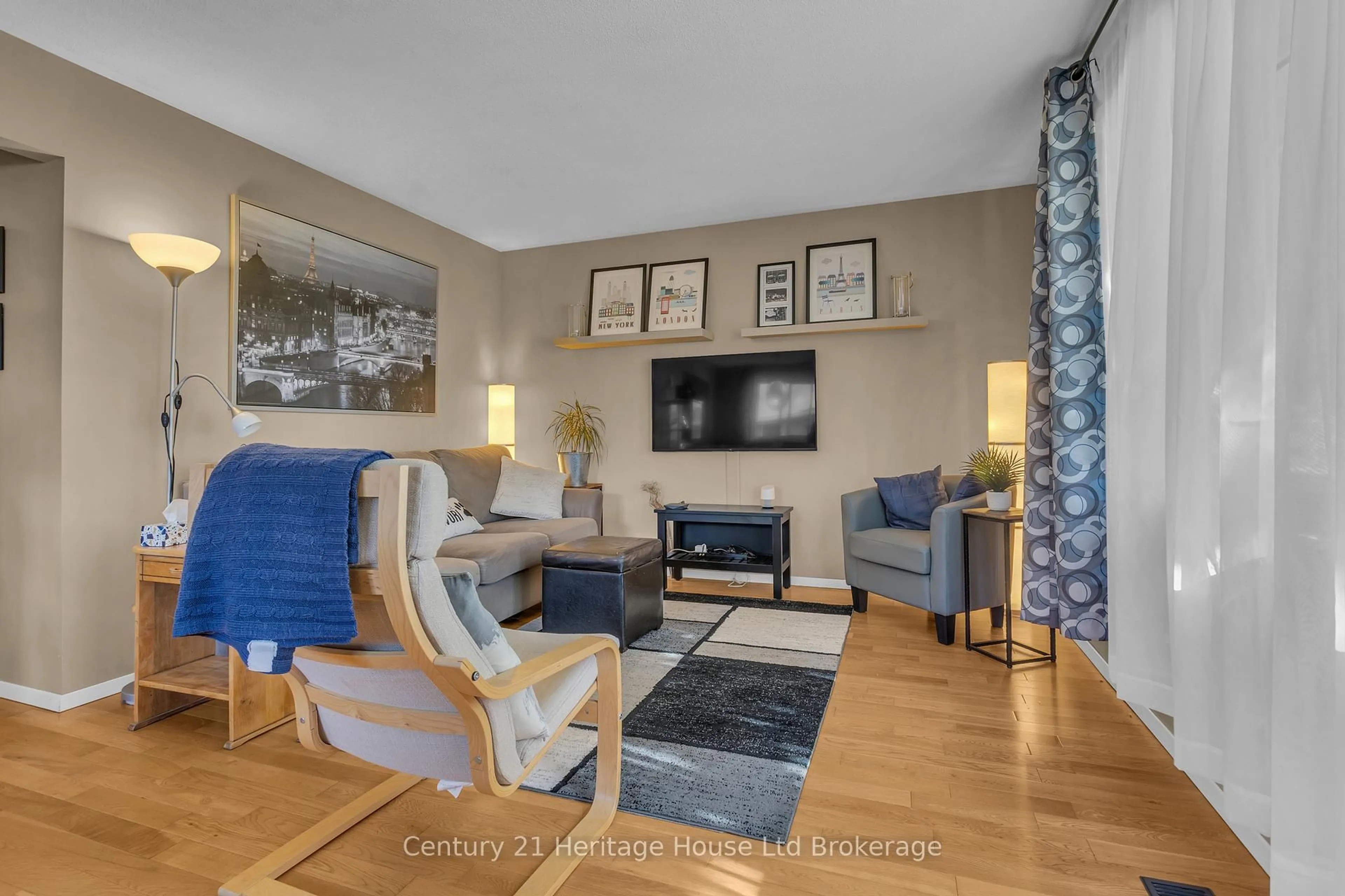 Living room with furniture, unknown for 1000 Sunset Blvd, Woodstock Ontario N4S 8C4