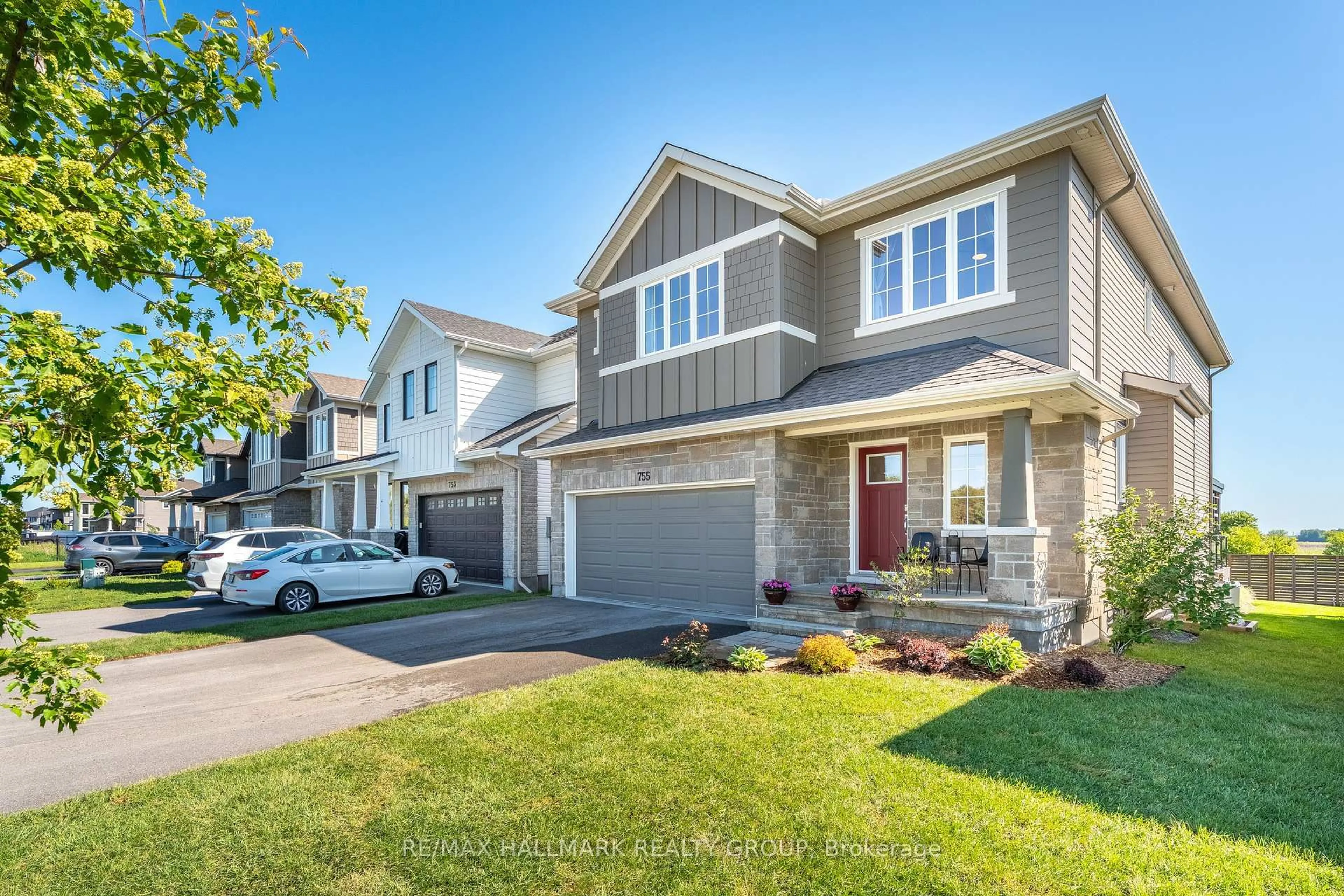 Home with vinyl exterior material, street for 755 Kirkham Cres, Richmond Ontario K0A 2Z0