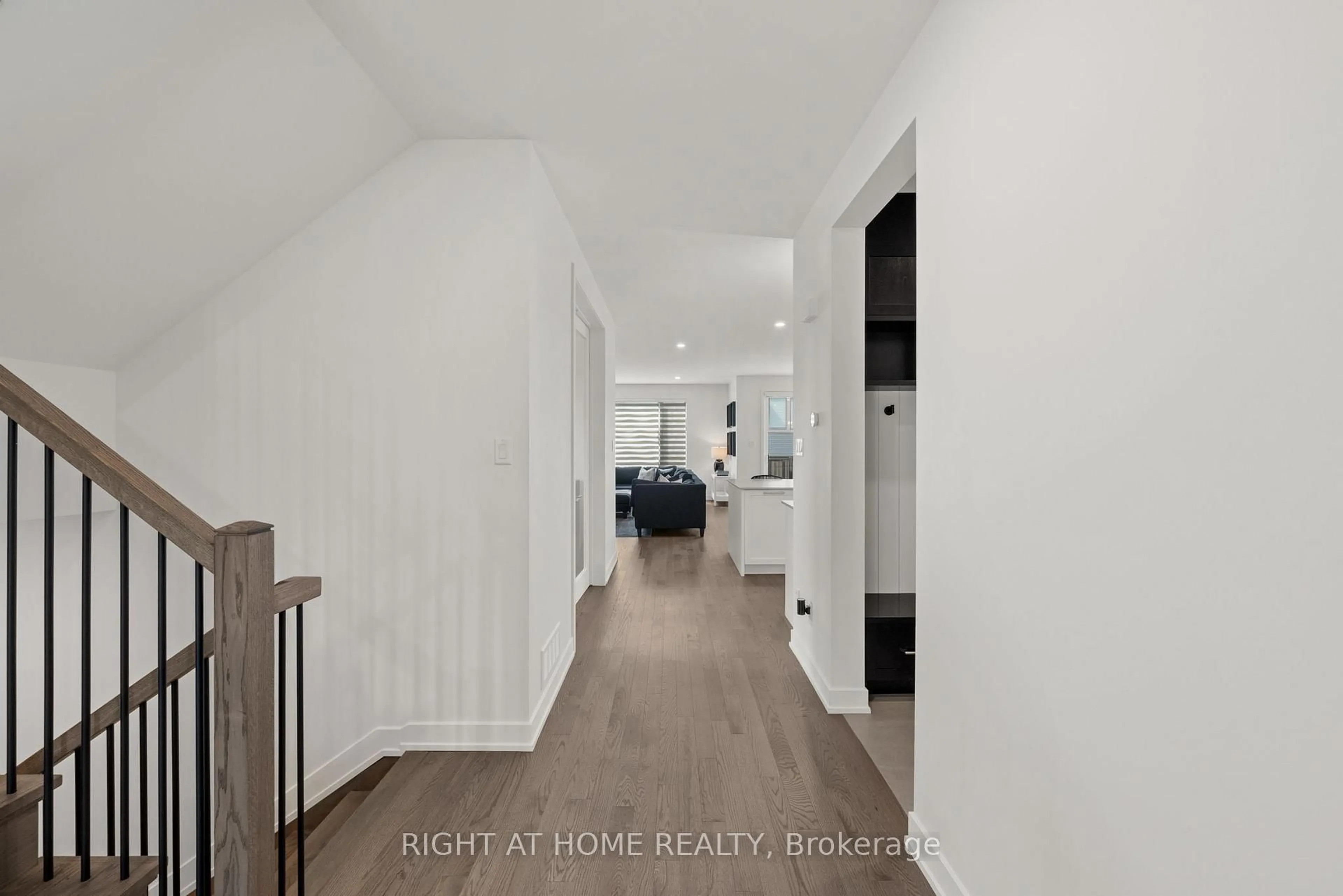 Indoor entryway for 252 KETCHIKAN Cres, Kanata Ontario K2T 0S2