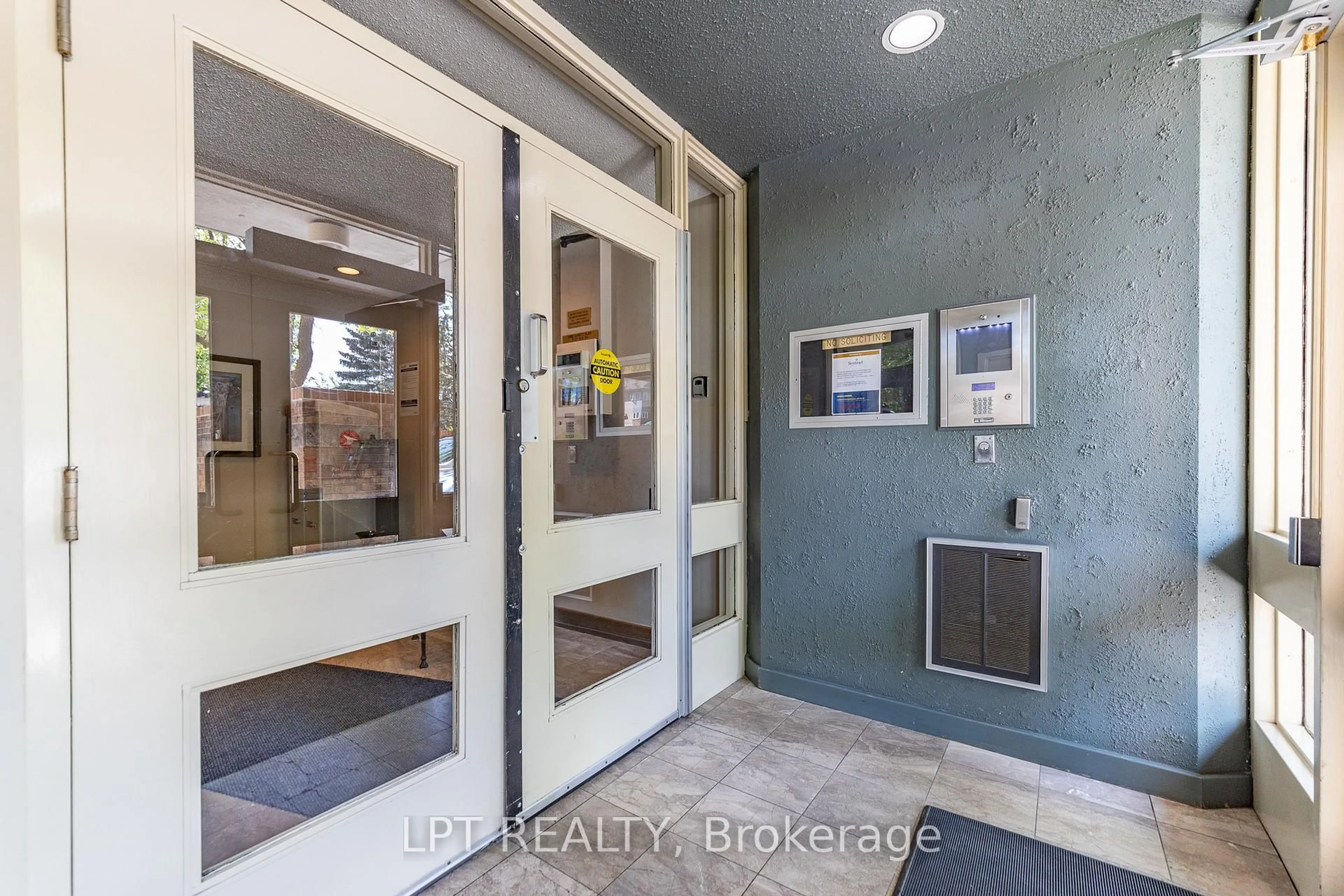 Indoor entryway for 1177 Belanger Ave #206, Ottawa Ontario K1H 8N7