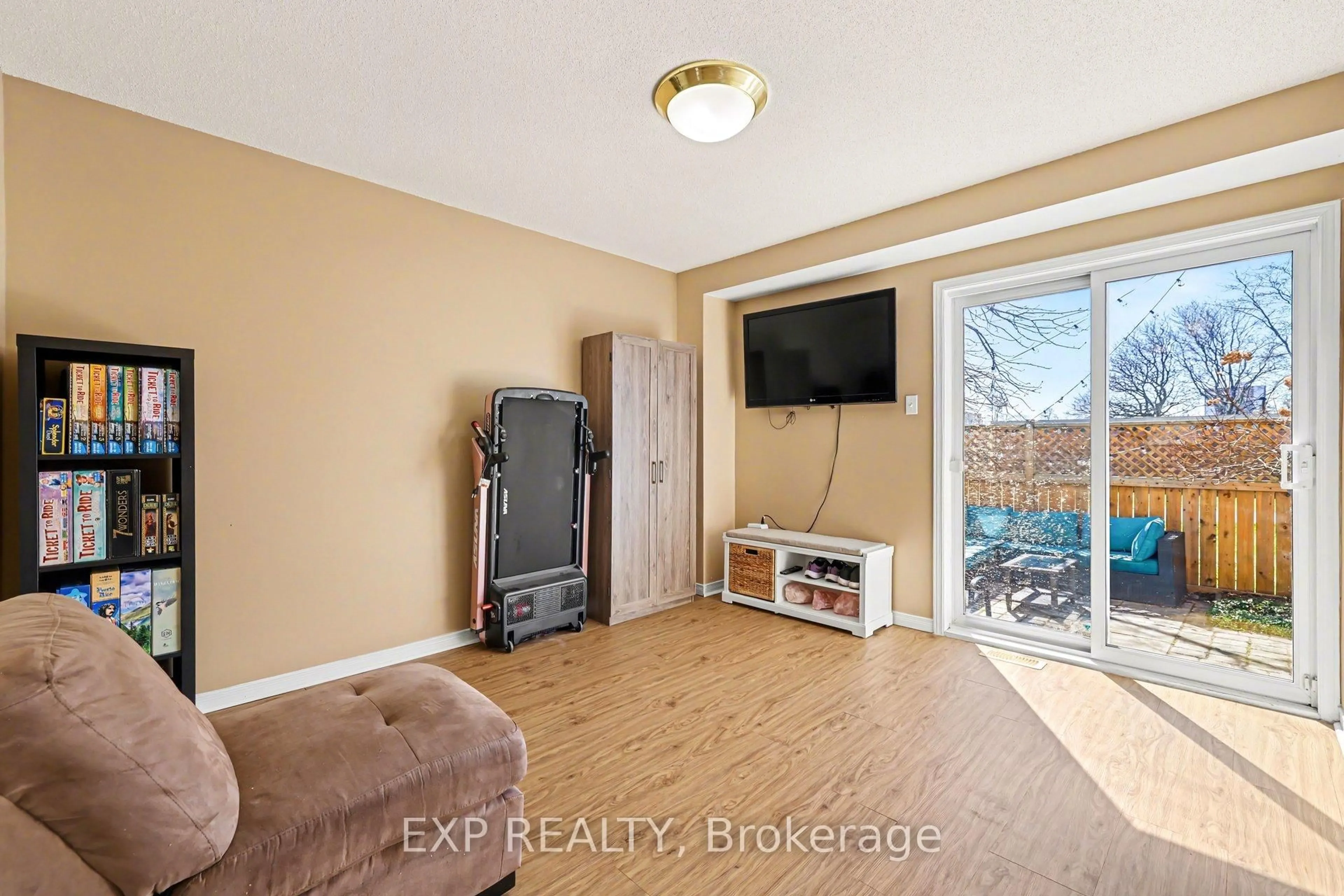 A pic of a room for 8 Barnaby Private, Ottawa Ontario K1K 4S4