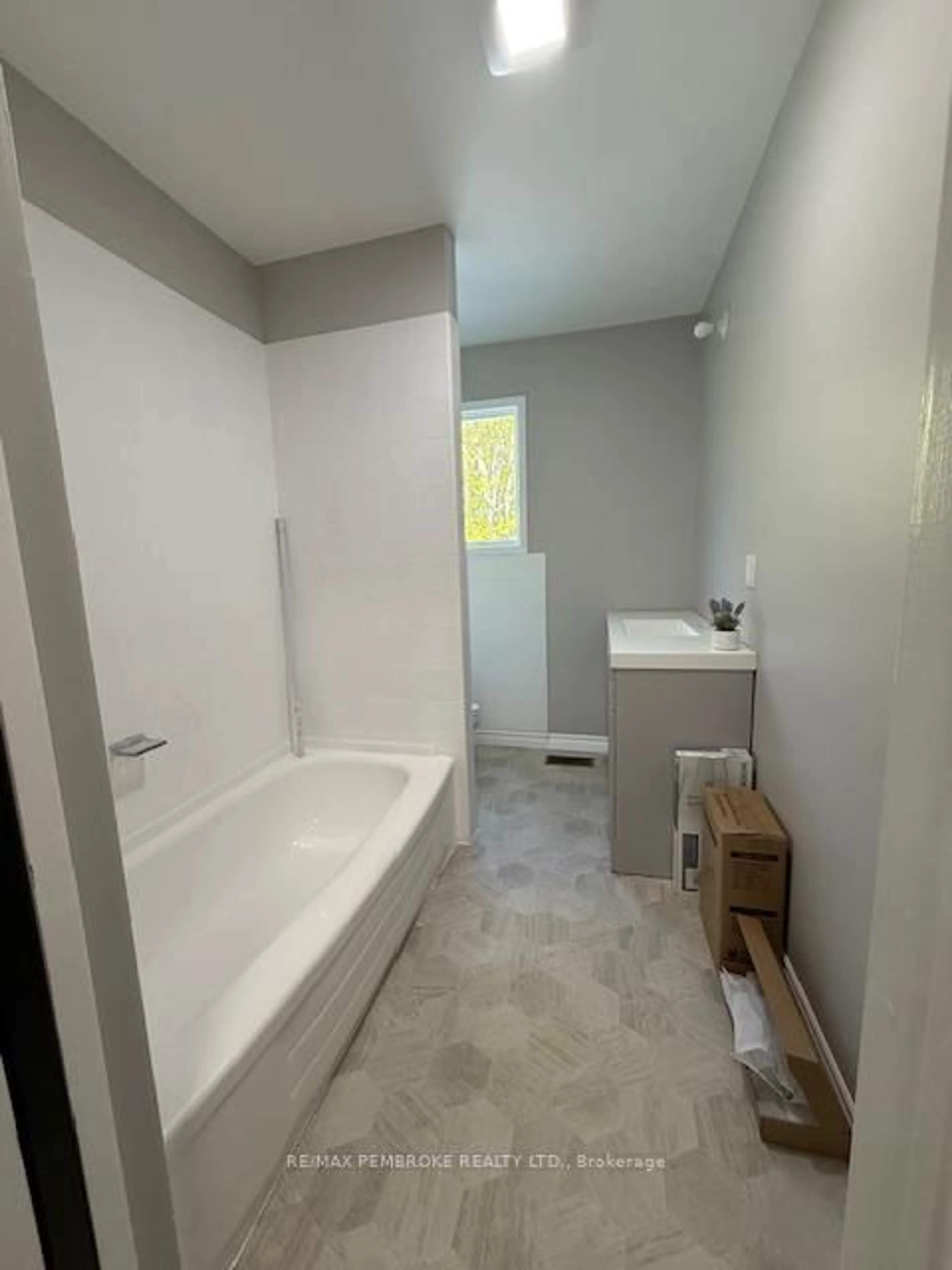 A pic of a room for 410 Green Lake Rd, Pembroke Ontario K8A 6W4