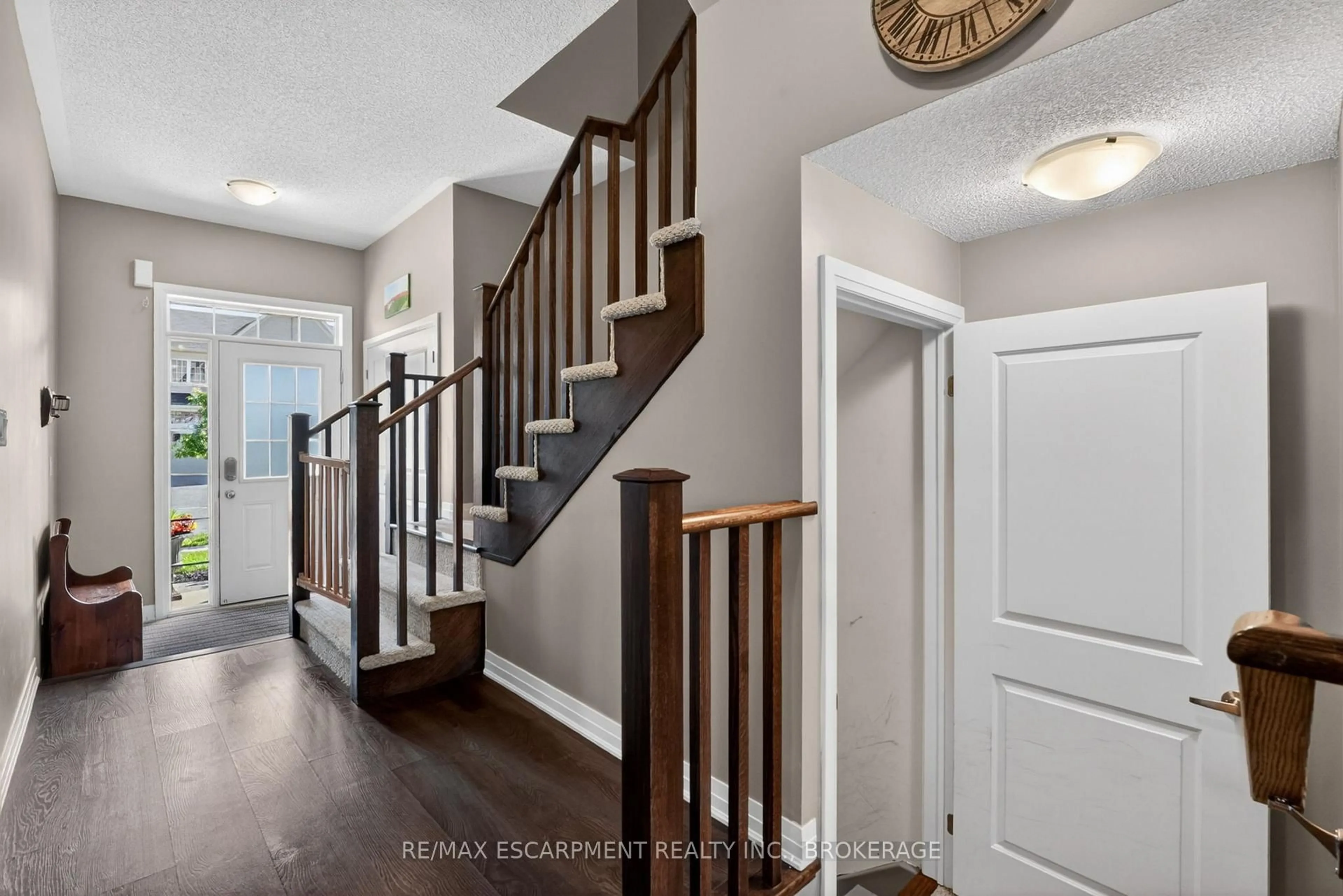 Indoor entryway for 4071 Fracchioni Dr, Lincoln Ontario L3J 0R5