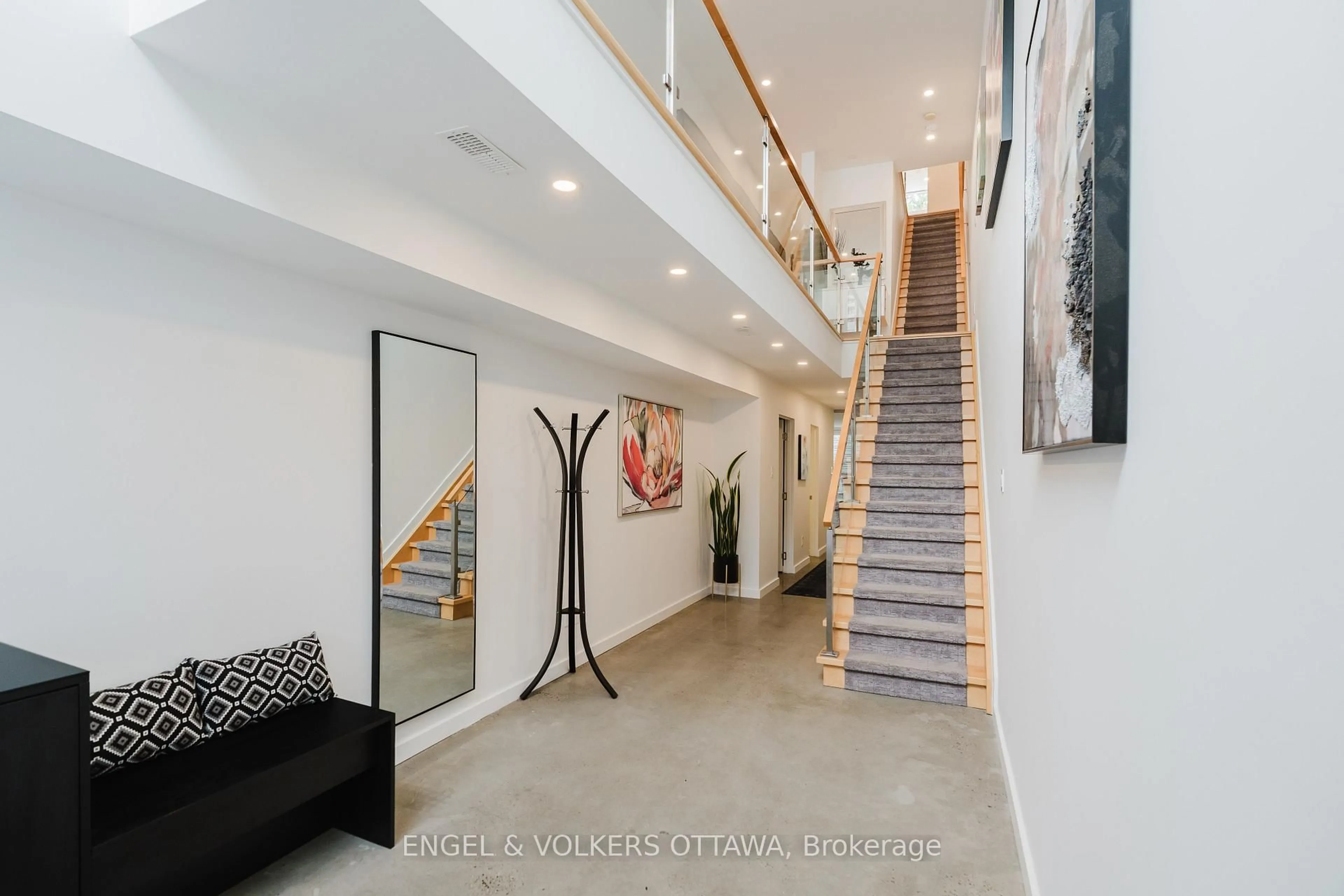 Indoor foyer for 373 Berkley Ave, Ottawa Ontario K2A 2G9