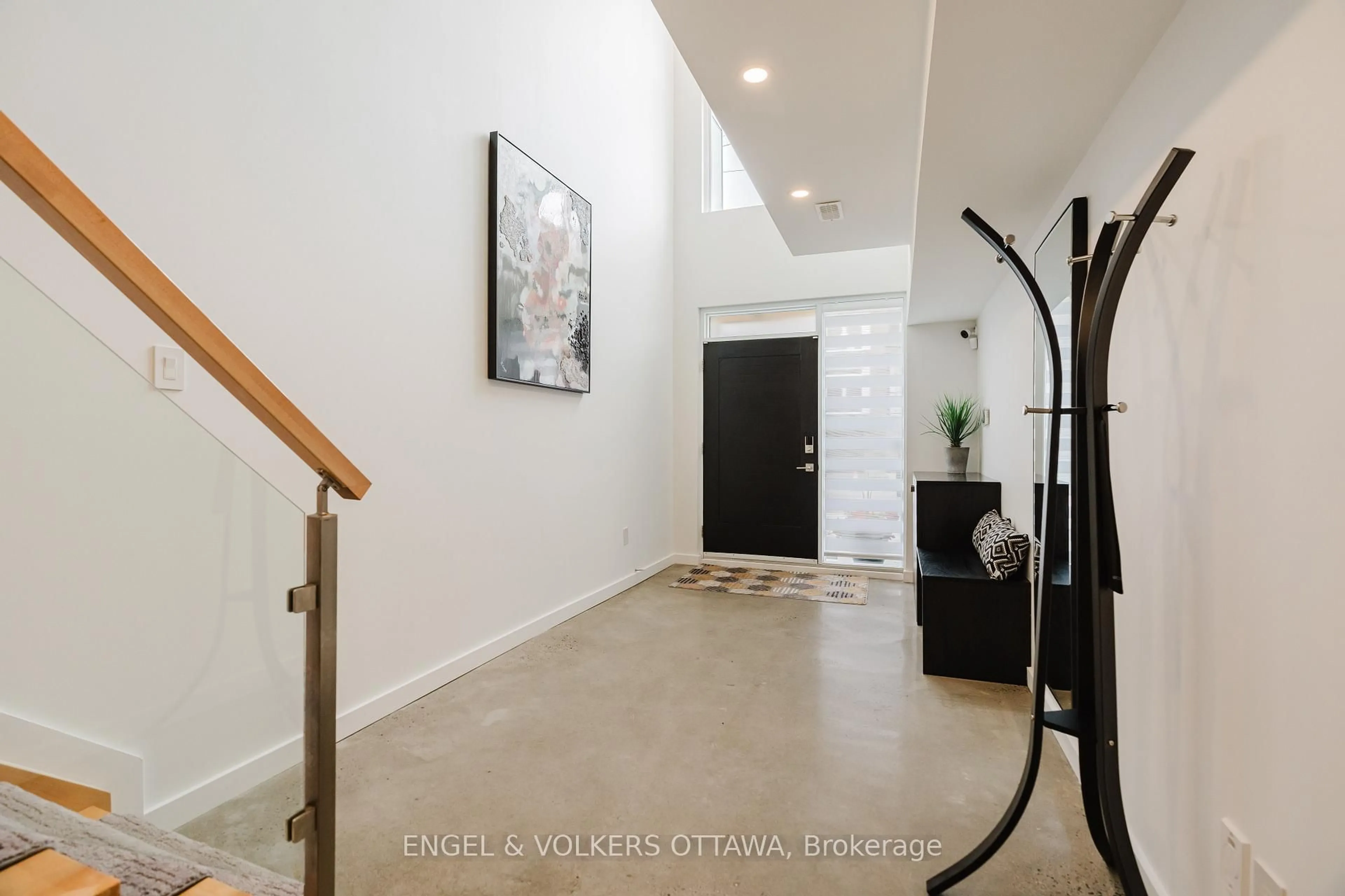 Indoor foyer for 373 Berkley Ave, Ottawa Ontario K2A 2G9
