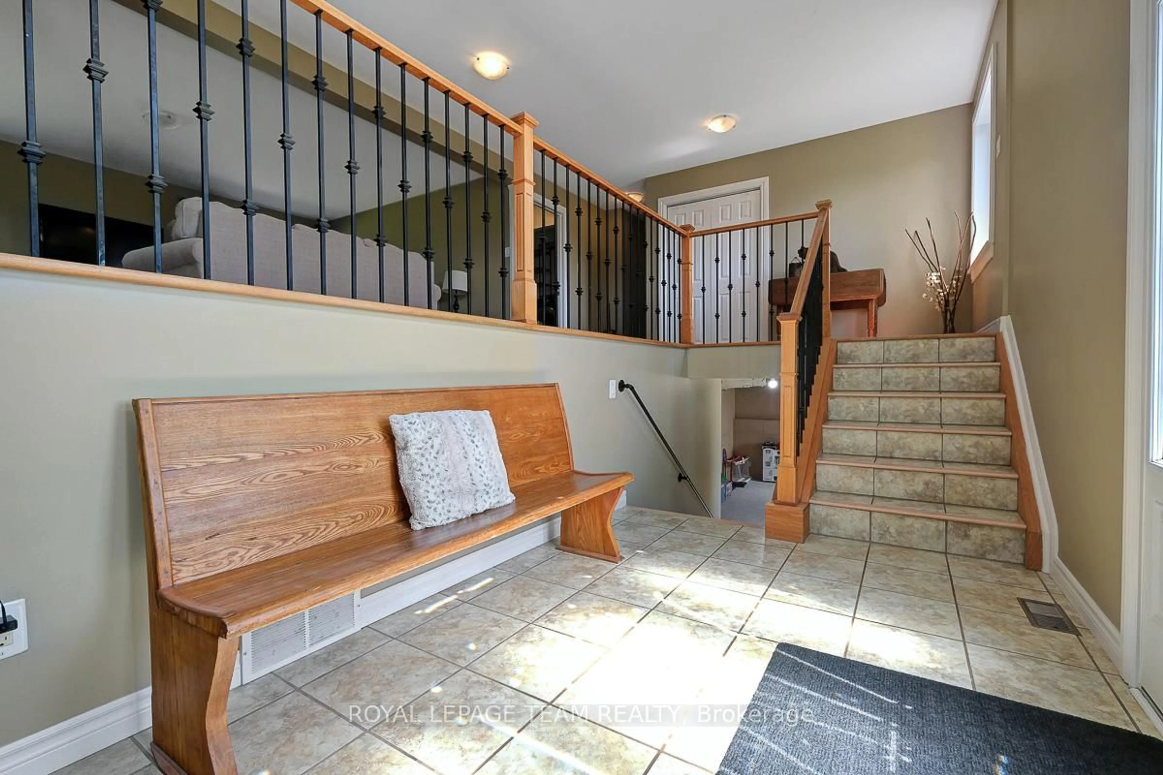 Indoor foyer for 229 Magee Rd, North Grenville Ontario K0G 1J0