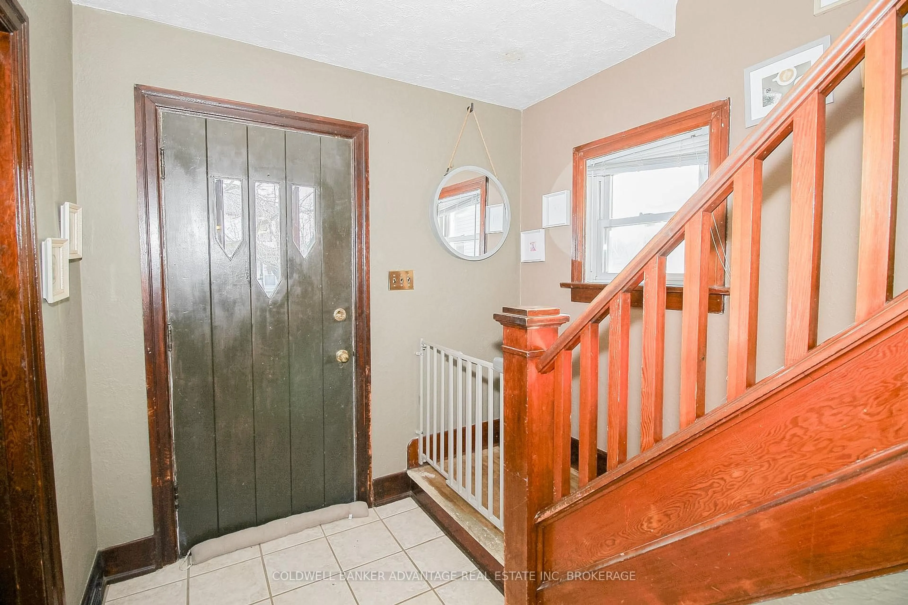 Indoor entryway for 167 GARNER St, Welland Ontario L3B 2Y1