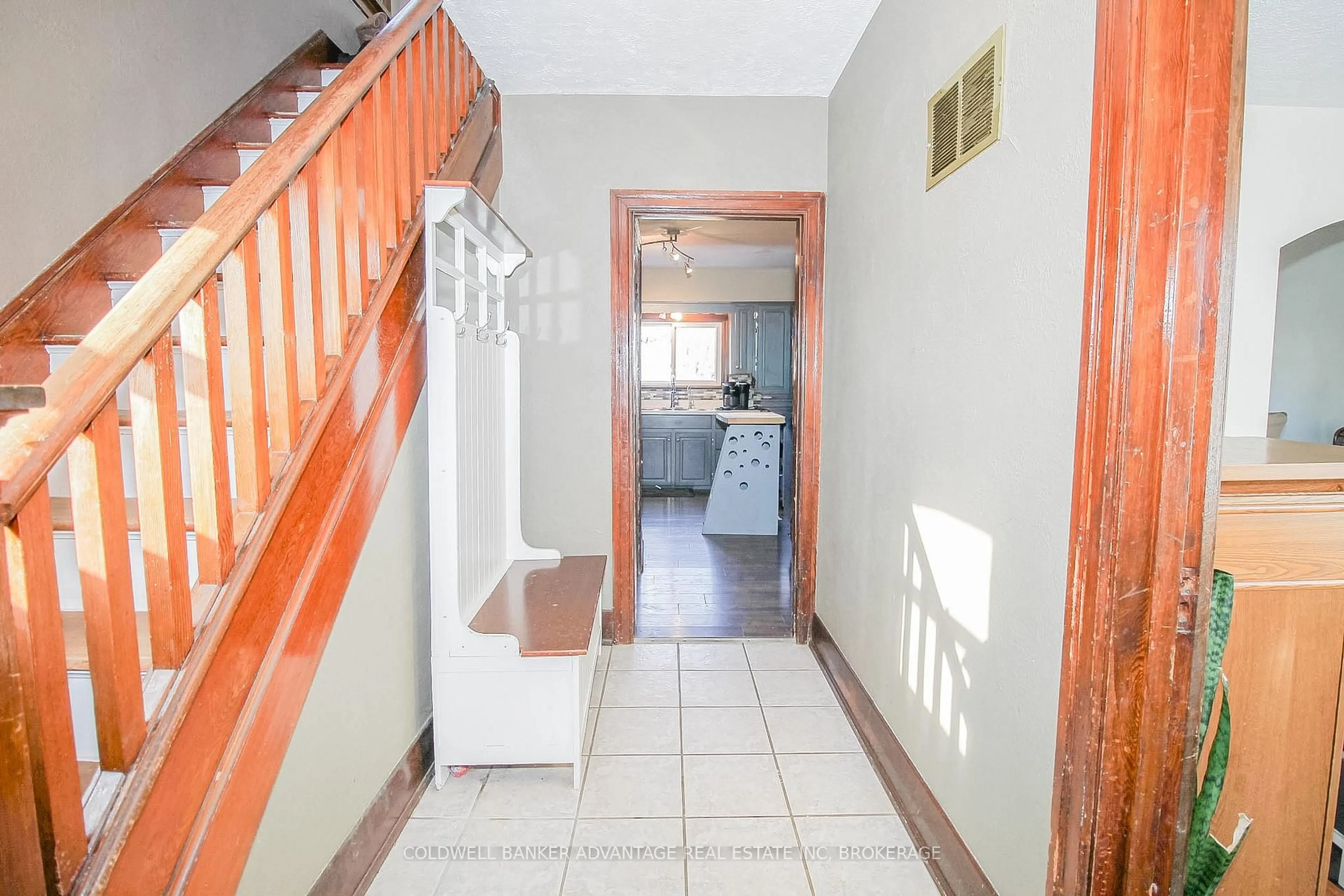 Indoor foyer for 167 GARNER St, Welland Ontario L3B 2Y1