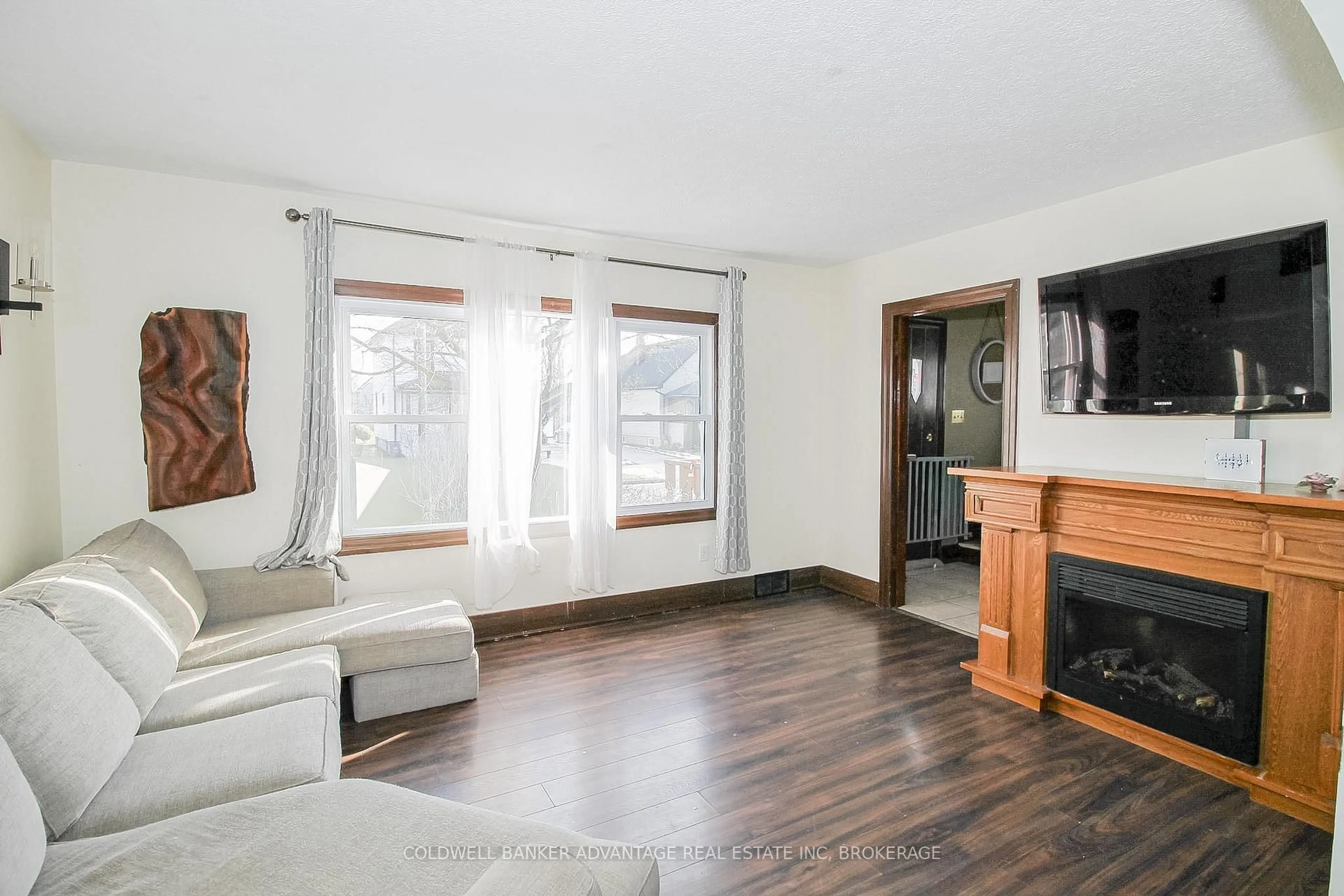 Living room with furniture, wood/laminate floor for 167 GARNER St, Welland Ontario L3B 2Y1