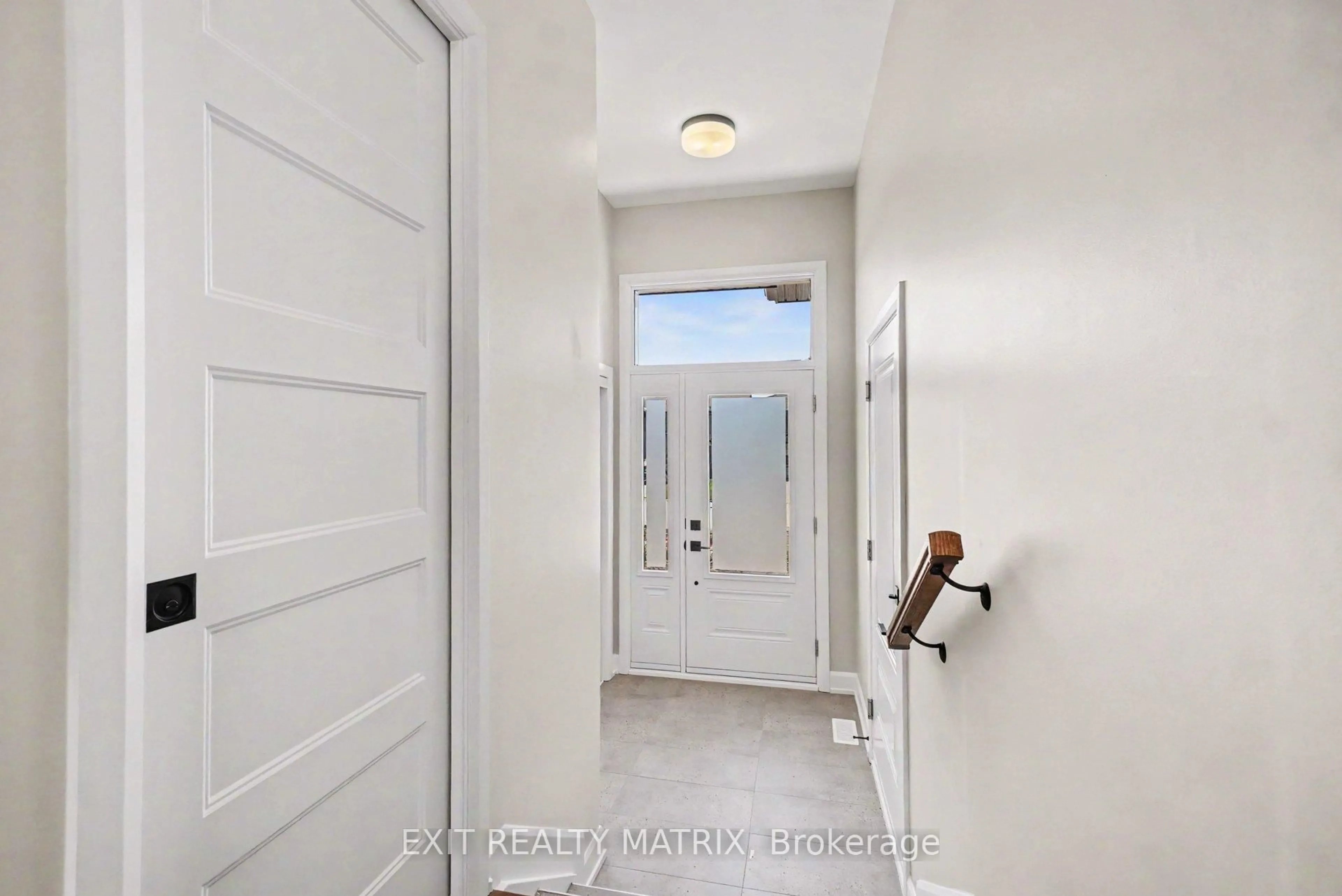 Indoor entryway for 537 Regina St, Russell Ontario K0A 1W0