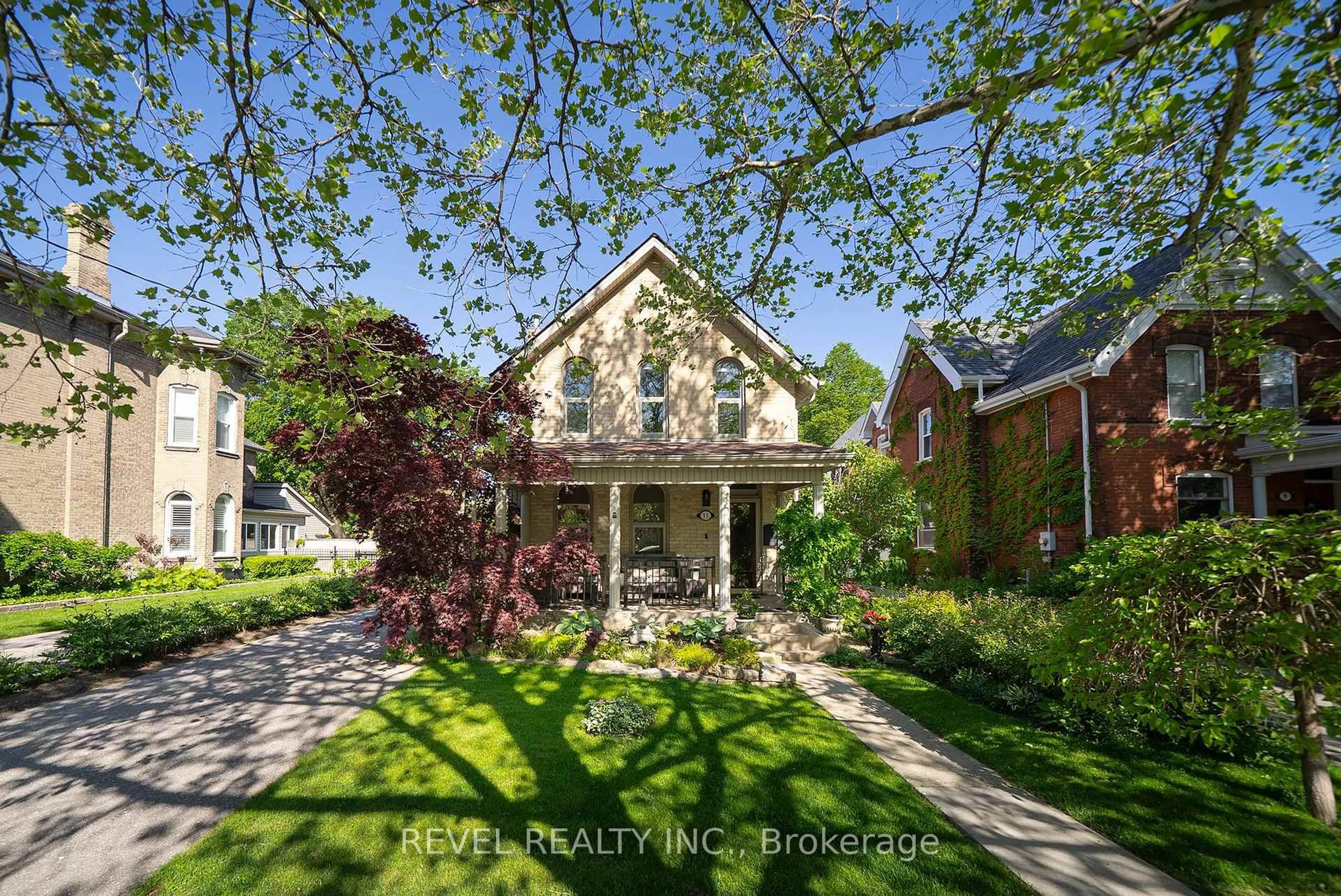 A pic from outside/outdoor area/front of a property/back of a property/a pic from drone, street for 11 Chestnut Ave, Brantford Ontario N3T 4B9