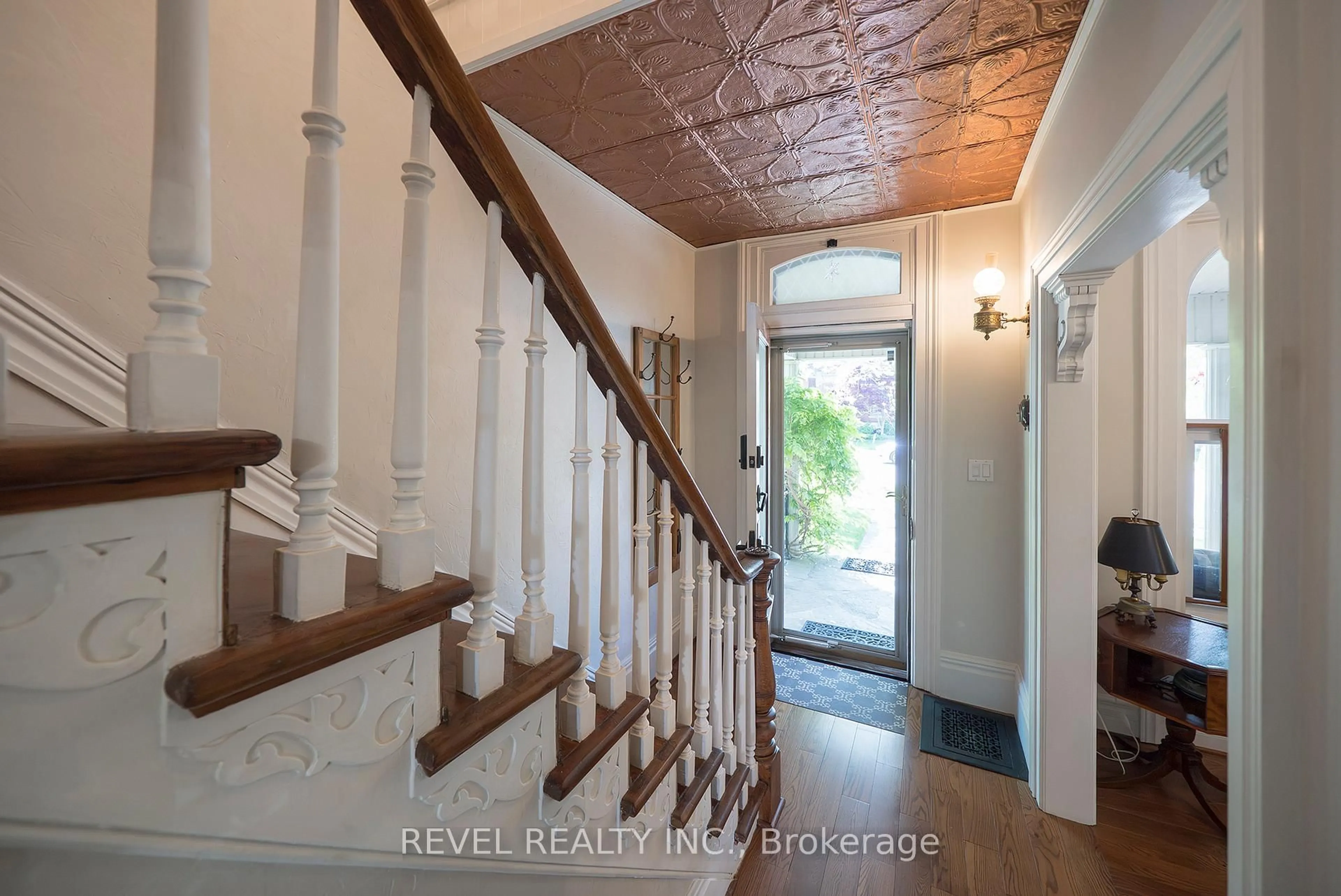 Indoor foyer for 11 Chestnut Ave, Brantford Ontario N3T 4B9