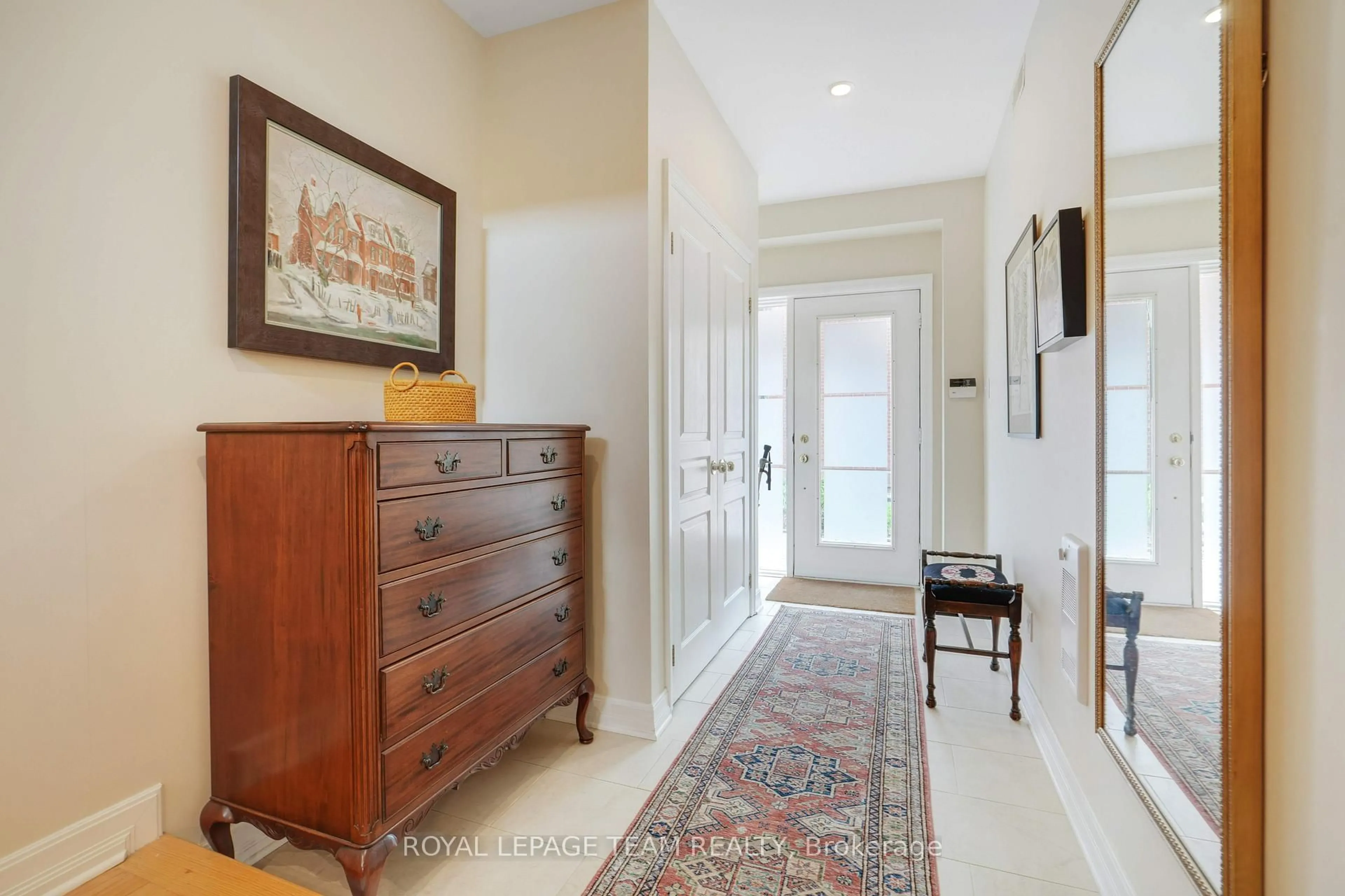 Indoor entryway for 13 Oak Park Private, Ottawa Ontario K1Z 1B6