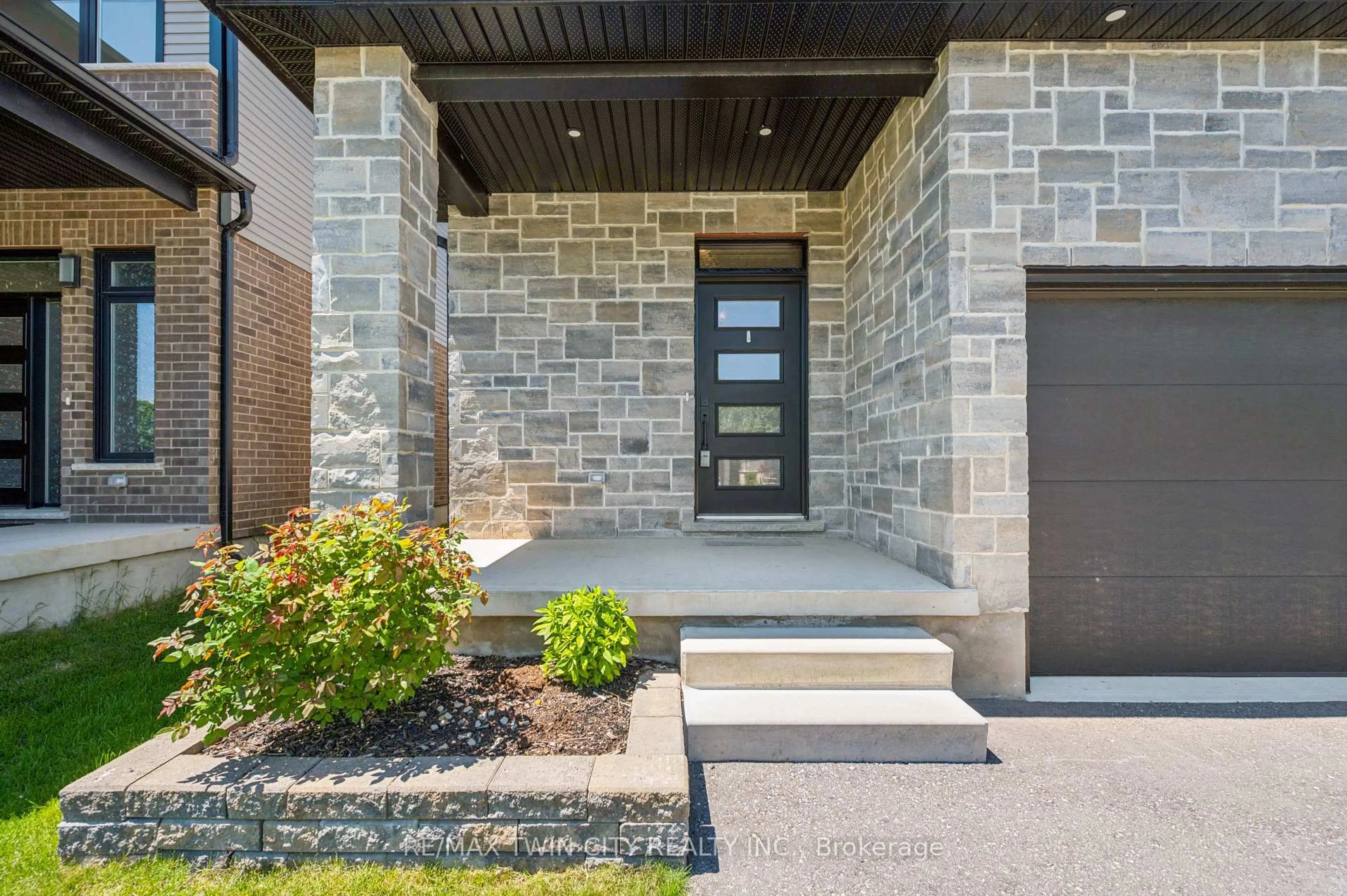 Indoor entryway for 207 Timber Trail Rd, Wellesley Ontario N3B 0E4