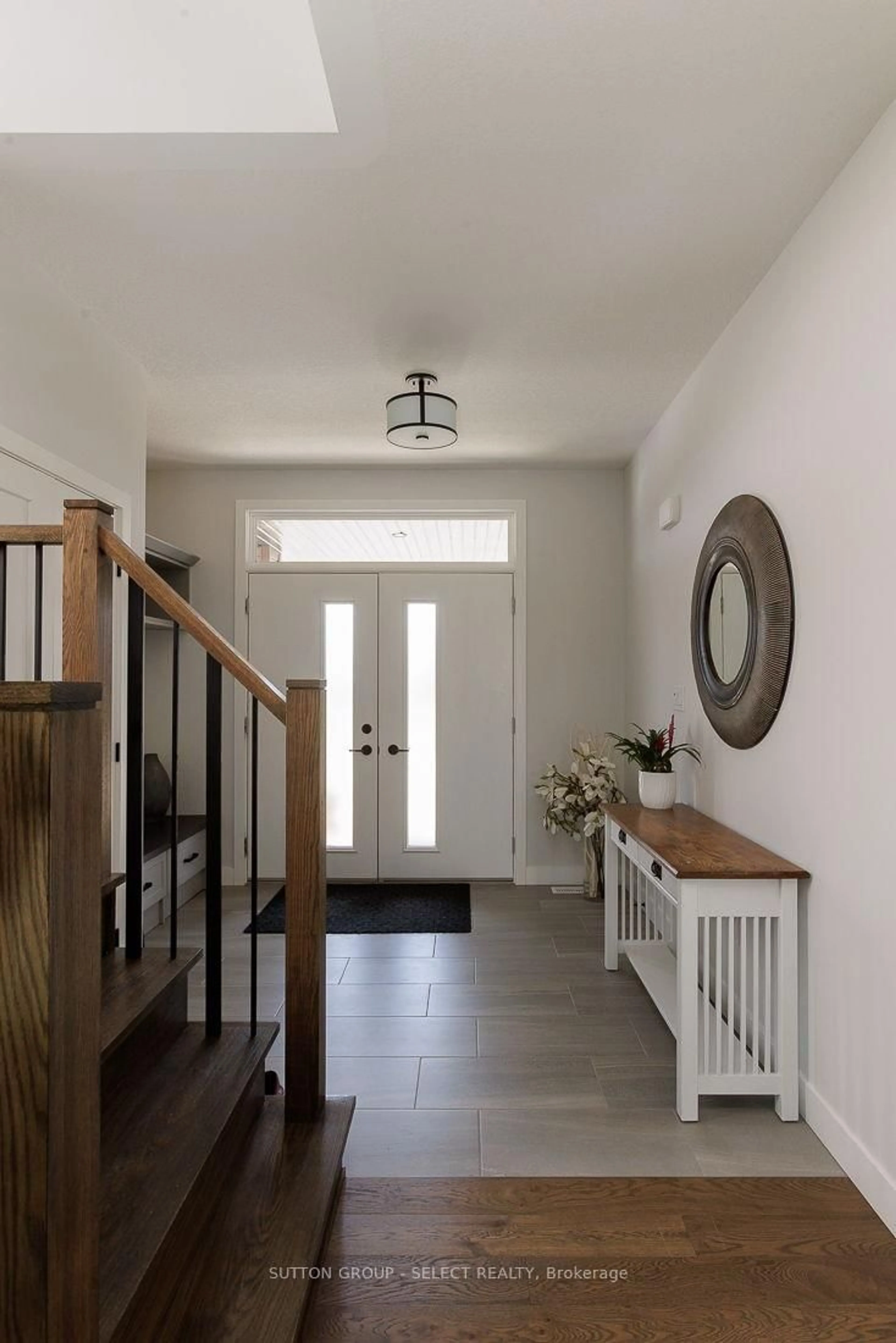 Indoor entryway for 2539 Buroak Dr, London North Ontario N6G 3X7
