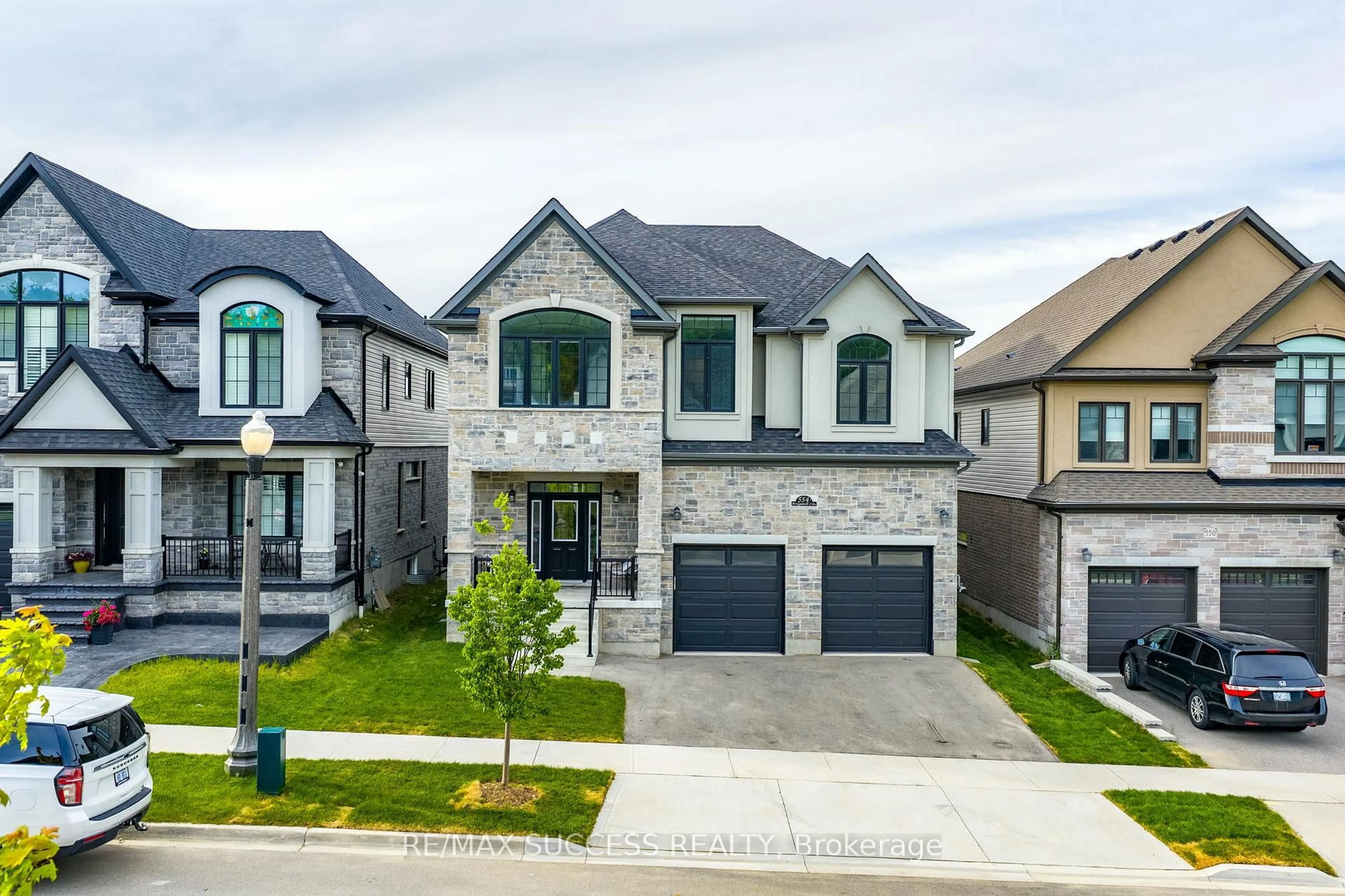 Home with brick exterior material, street for 554 Bridgemill Cres, Kitchener Ontario N2A 0K3