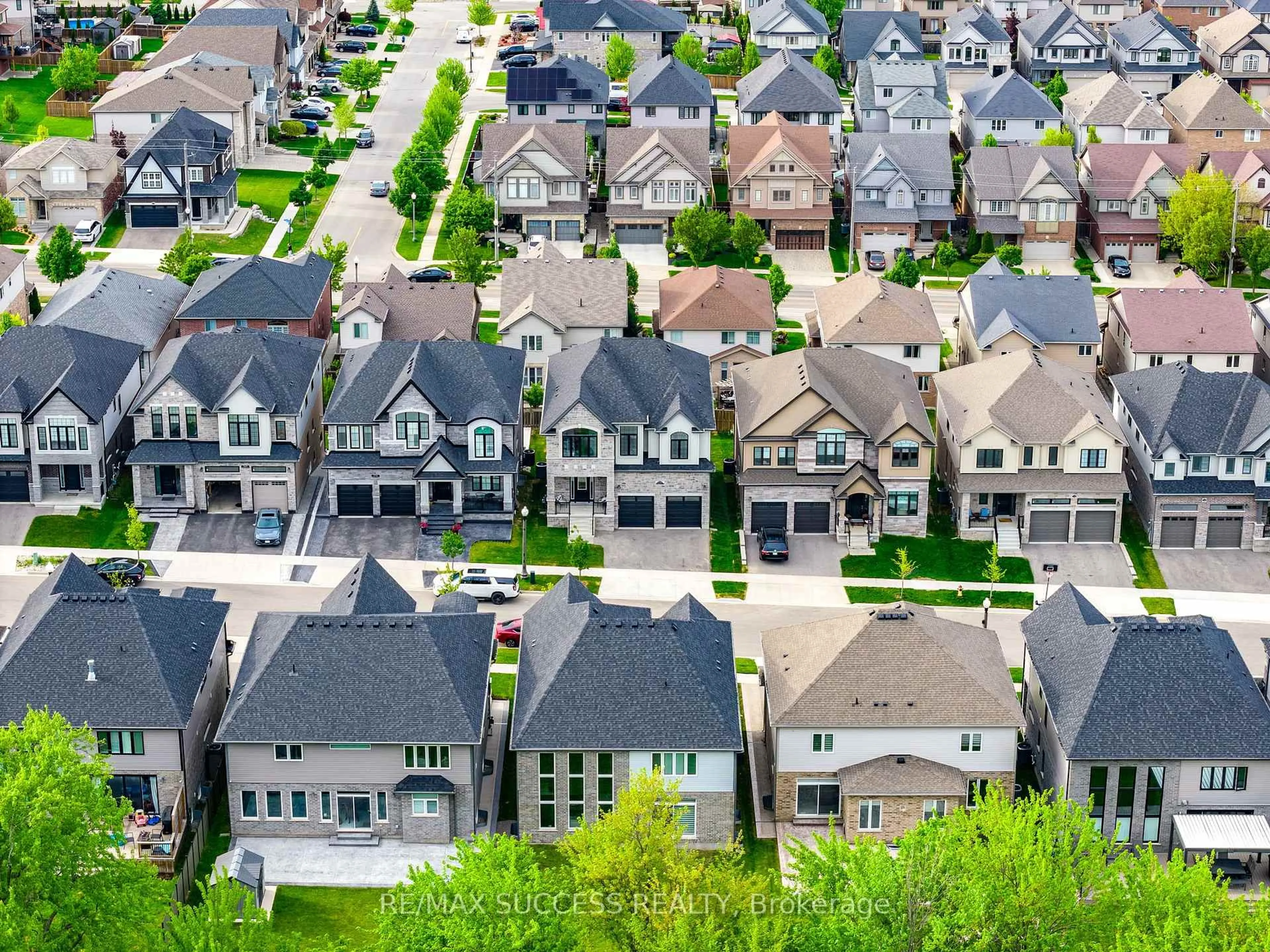 A pic from outside/outdoor area/front of a property/back of a property/a pic from drone, street for 554 Bridgemill Cres, Kitchener Ontario N2A 0K3
