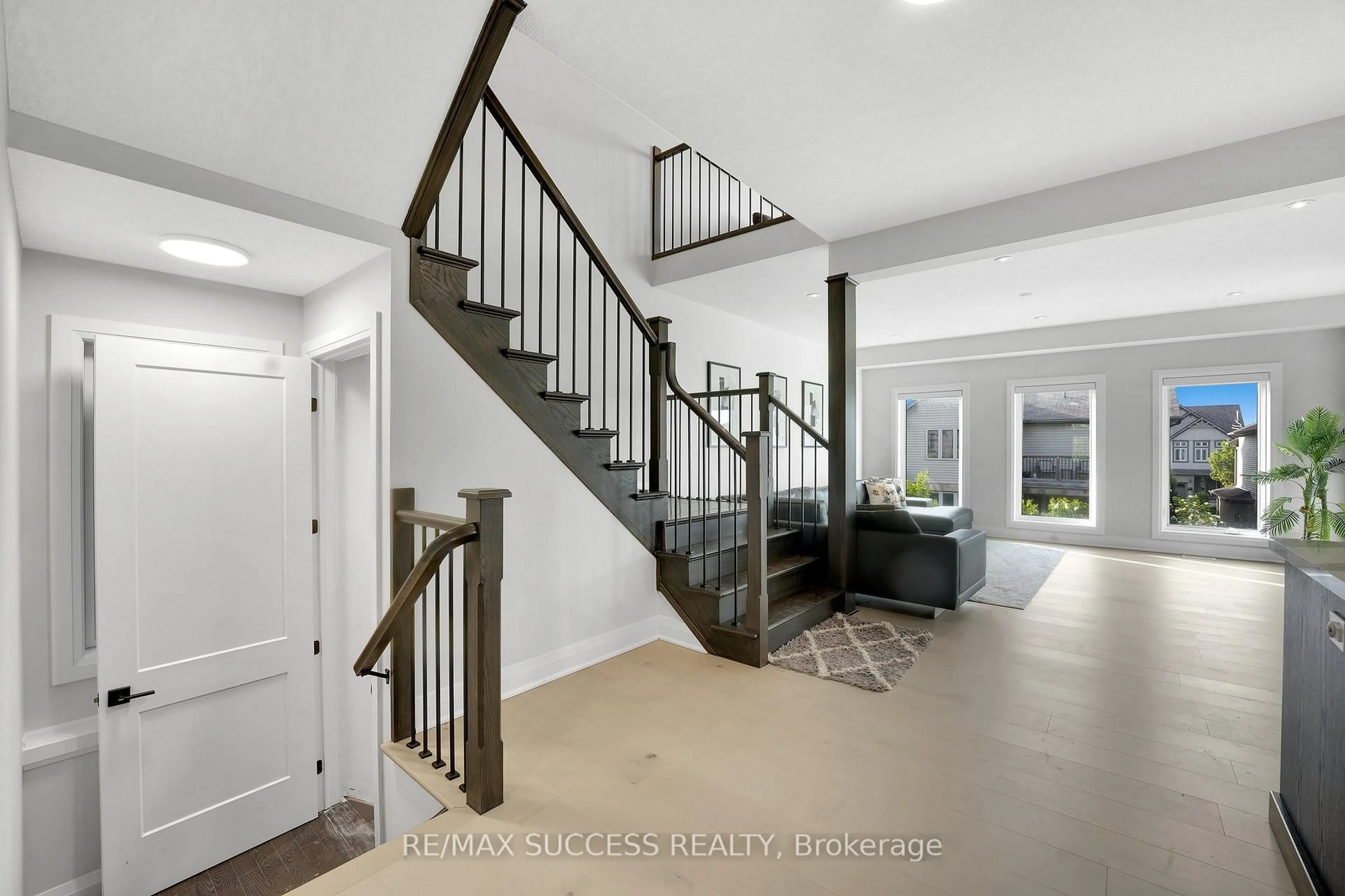 Indoor entryway for 554 Bridgemill Cres, Kitchener Ontario N2A 0K3